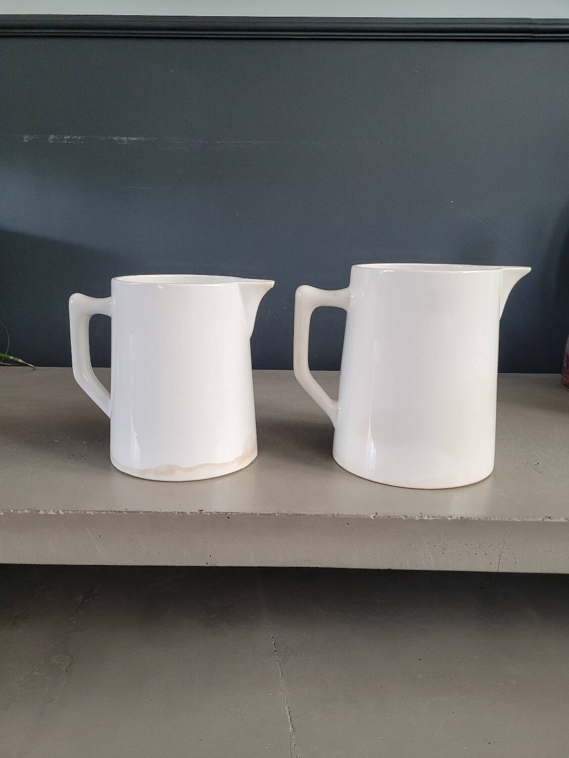 Paire de pichets en porcelaine de Digoin