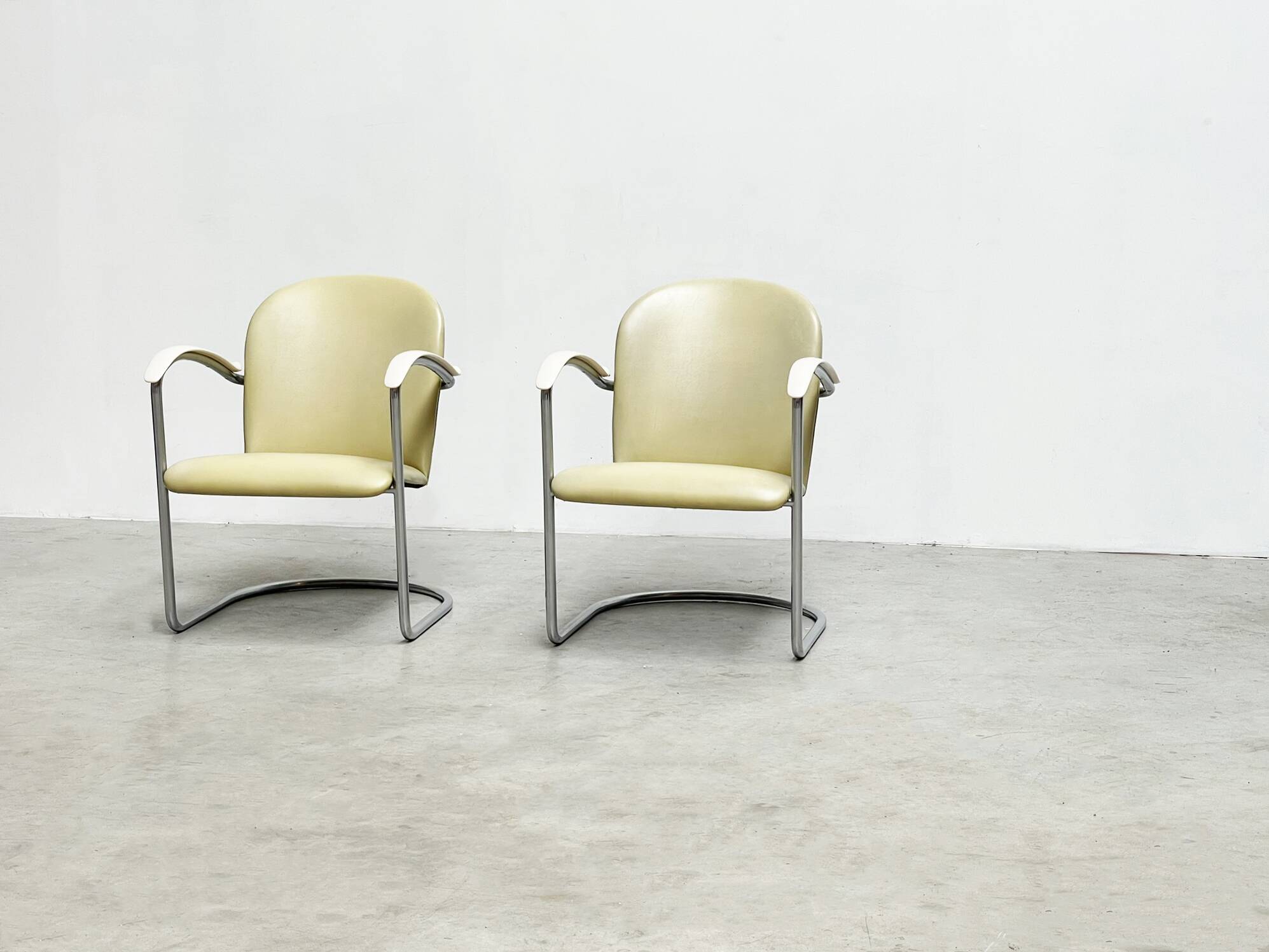 Pair lounge chairs model 414 by WH Gispen model 414