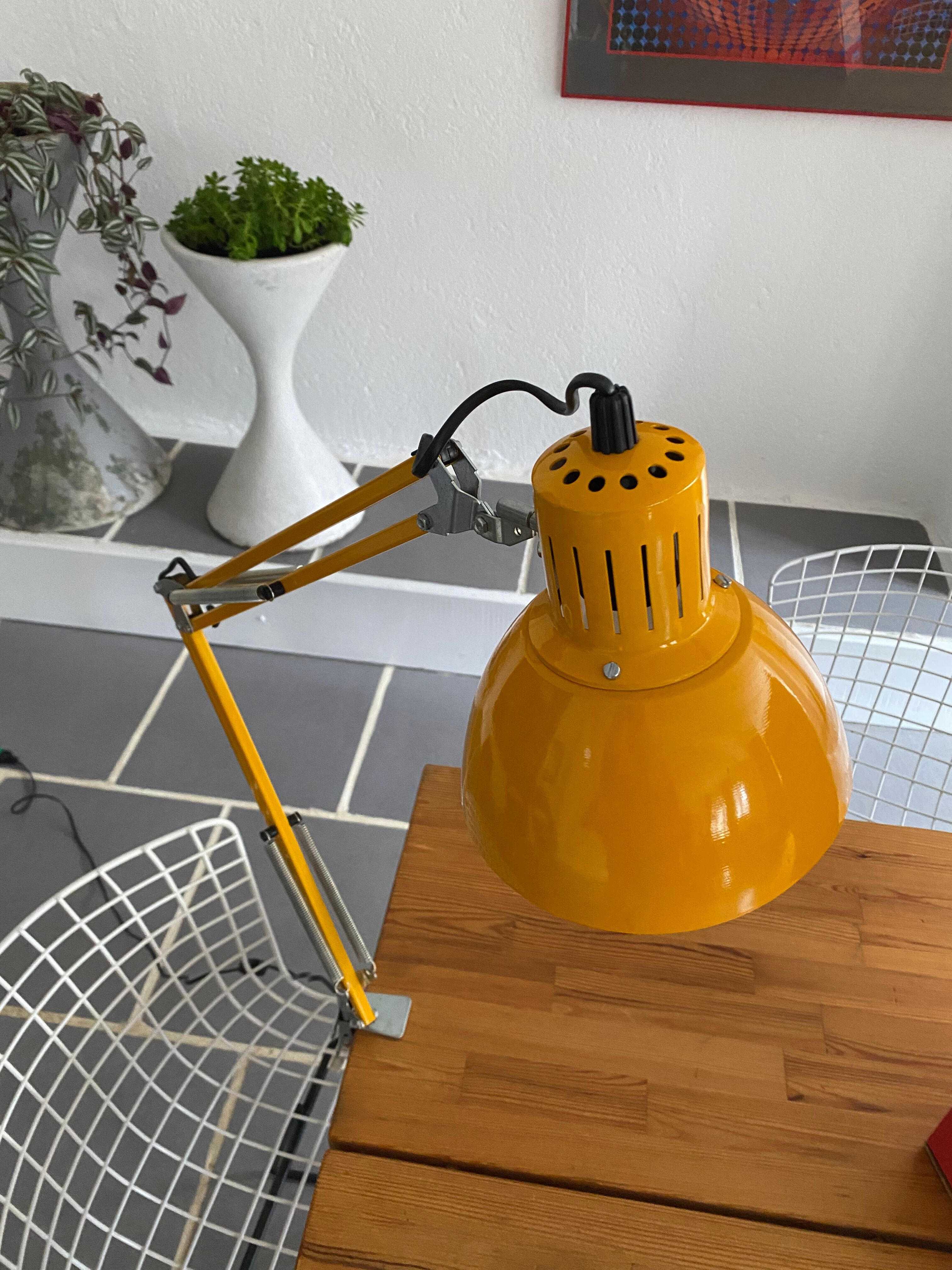 Lampe de bureau suédoise Ledu design