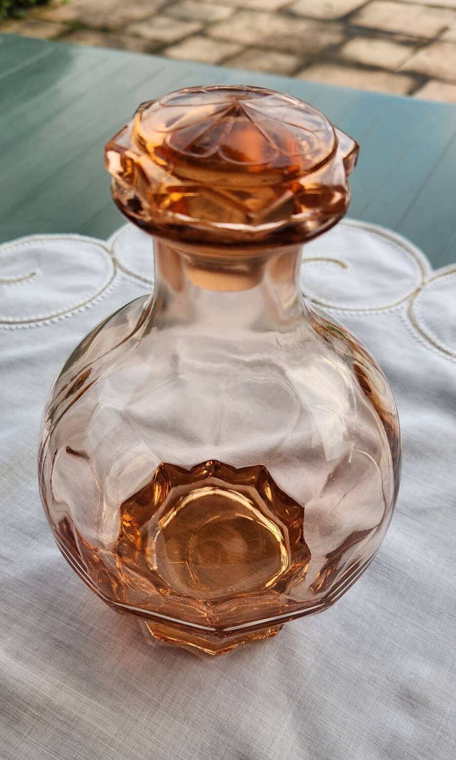 Carafe en verre rosée