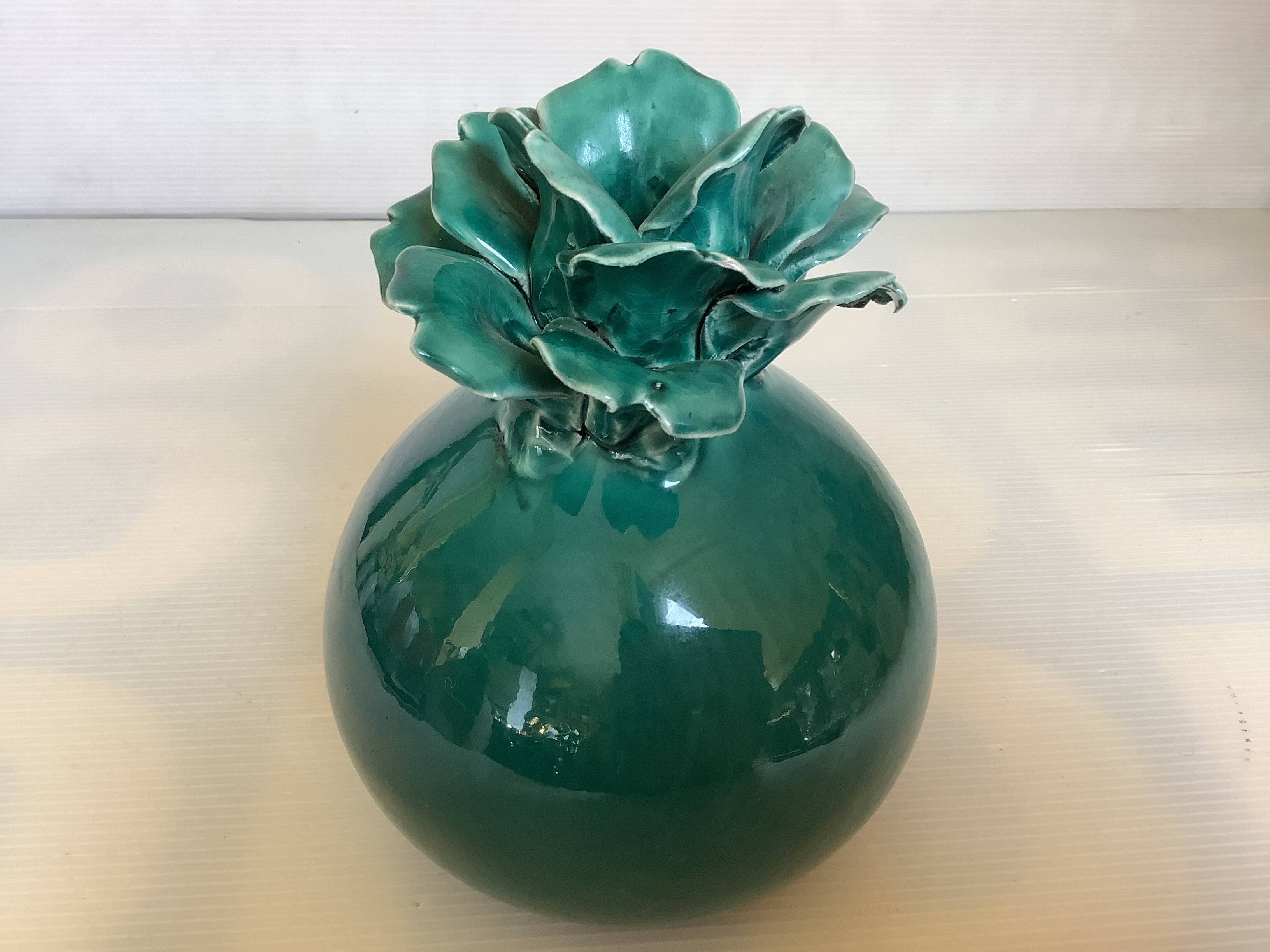 Vase boule style barbotine verte