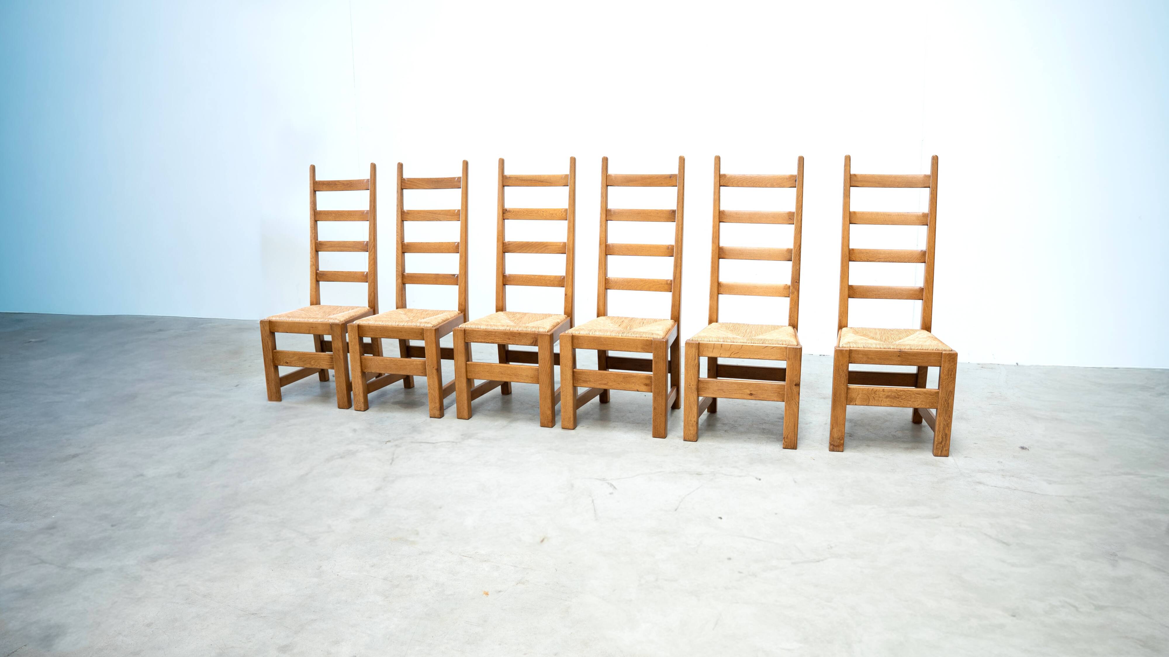 Ensemble de six chaises de salle à manger françaises à dossier haut