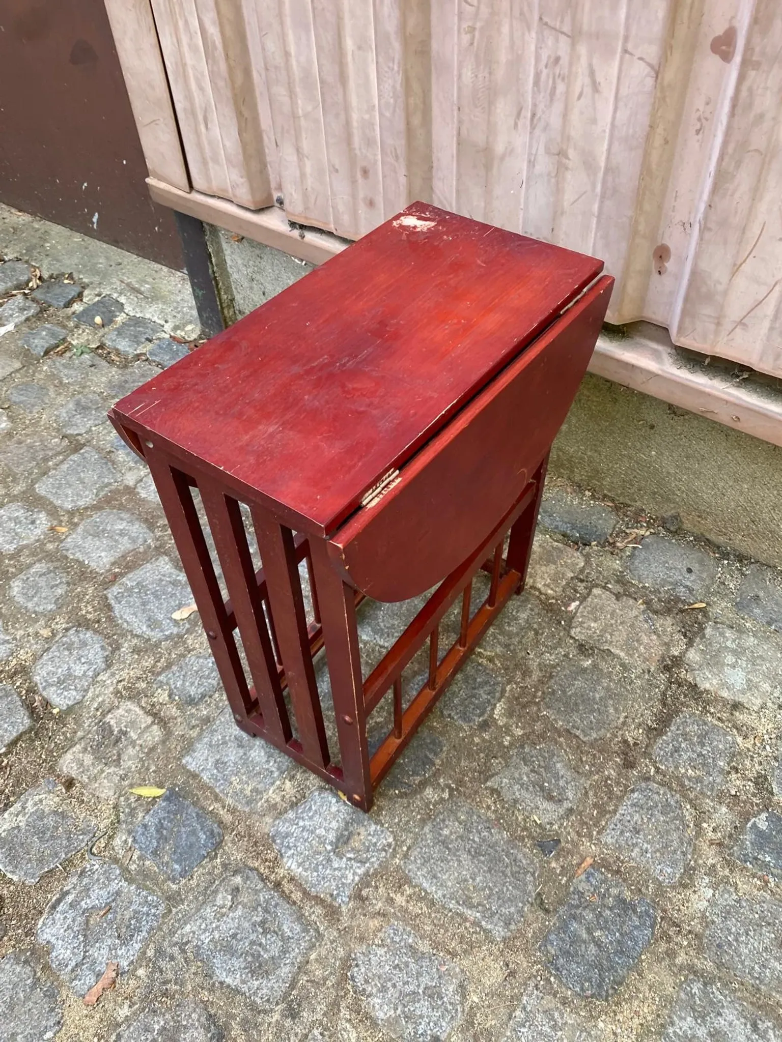 Vintage side table with drop-leaves and solid wood magazine rack from the 1960s.