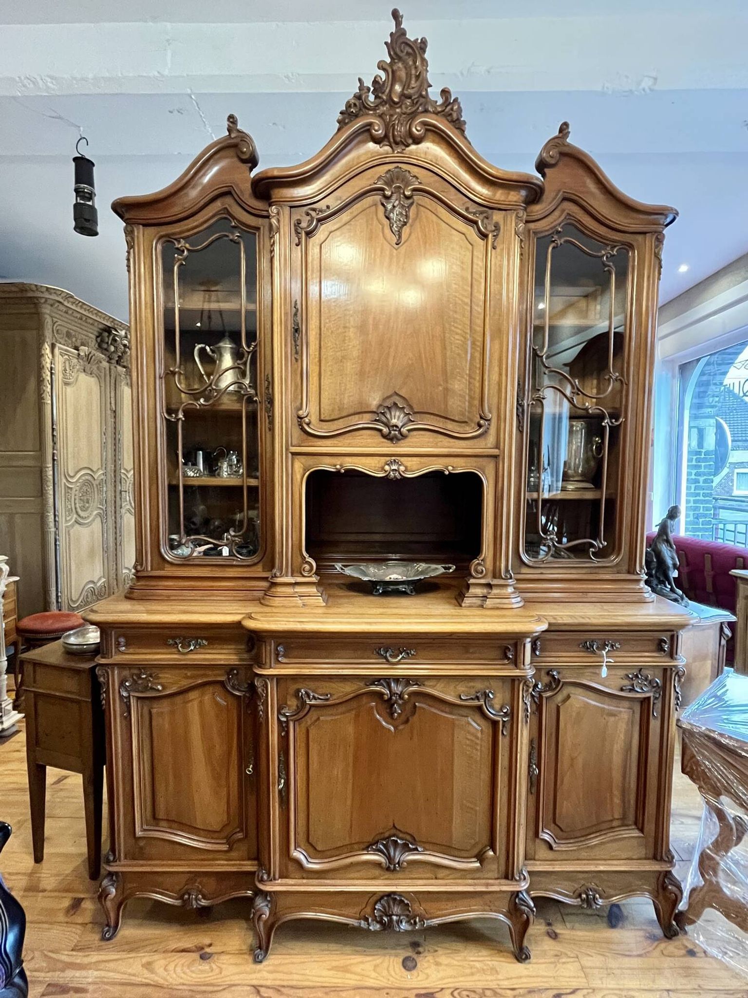 Buffet Noyer de style Louis XV