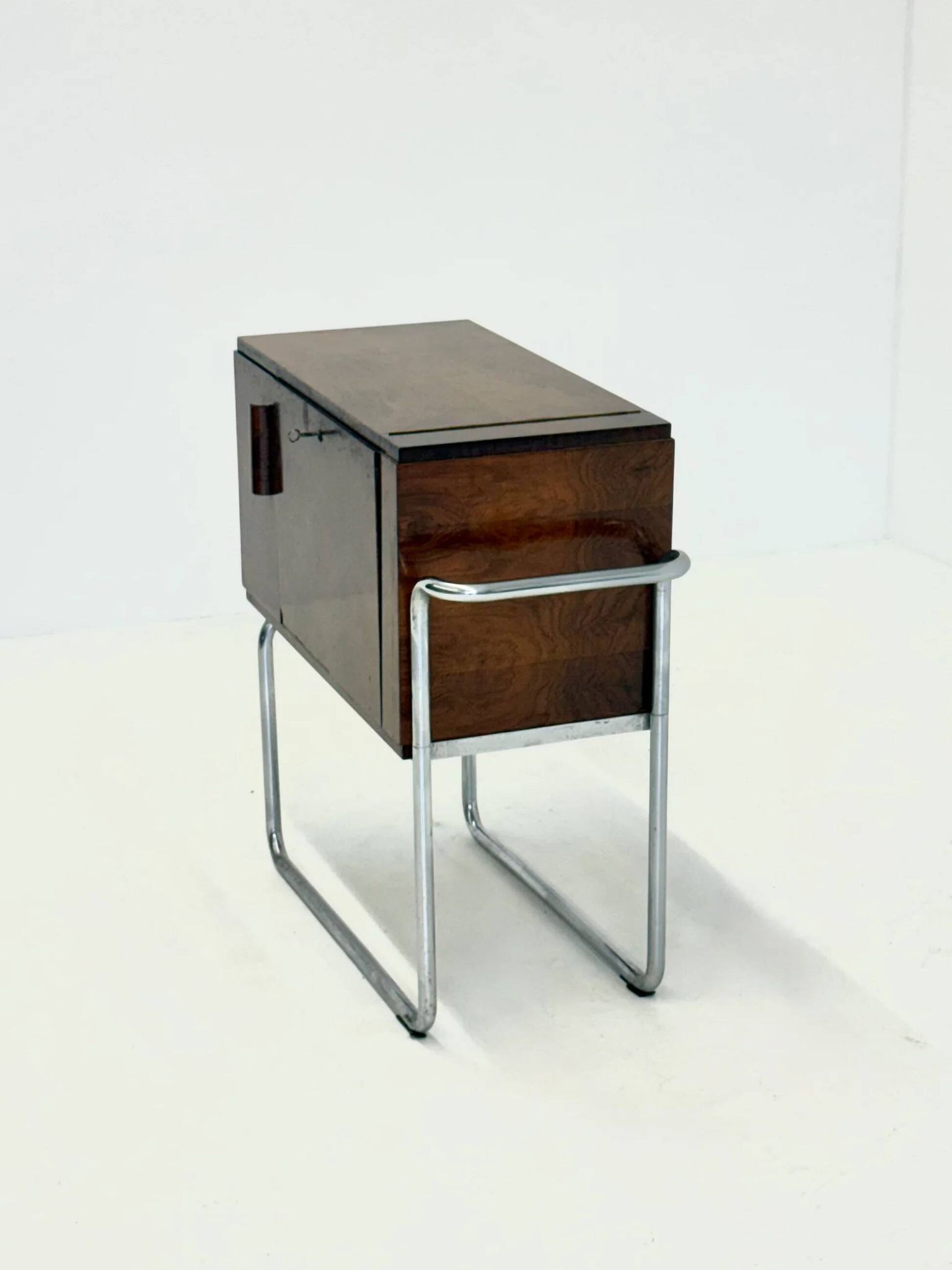Cabinet bar en noyer italien par Cova Milano