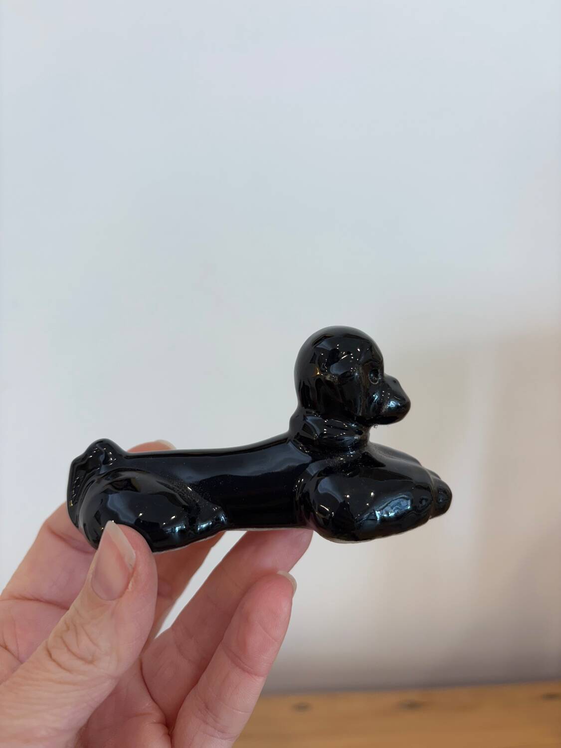 Box of 12 dog-shaped cutlery rests in yellow and black majolica.