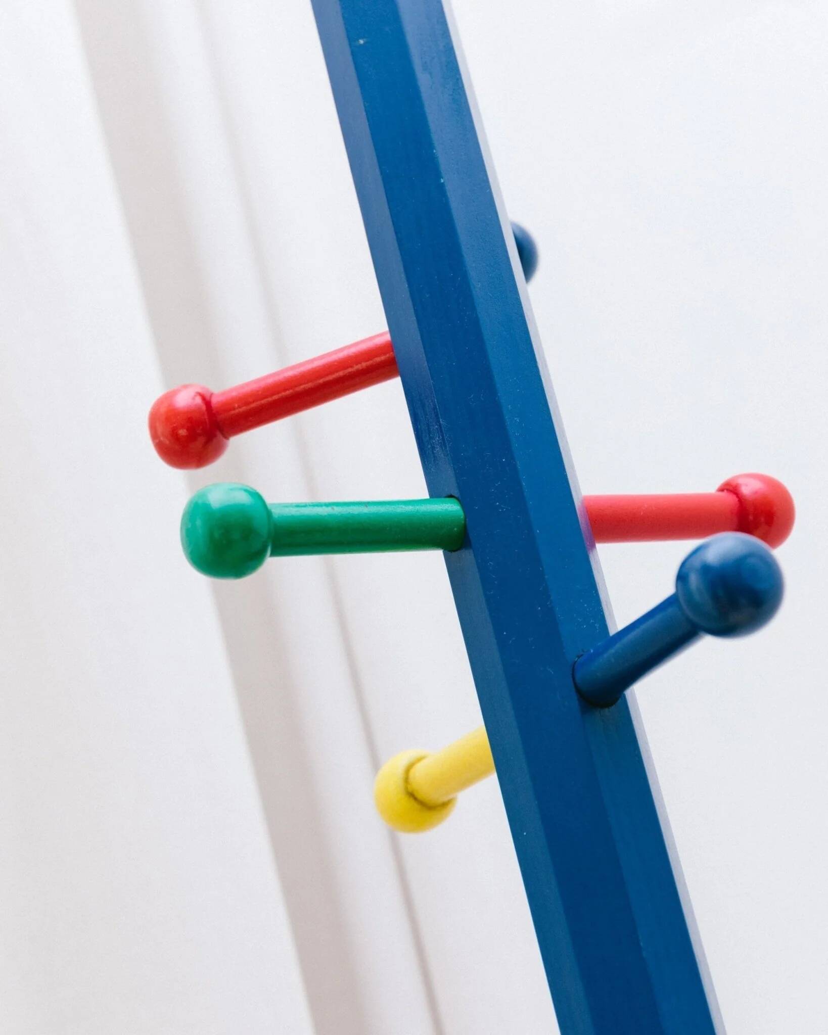 Vintage 1980s coat rack in the shape of a pencil - Pierre Sala style - Memphis Pop Art design - 80s 90s