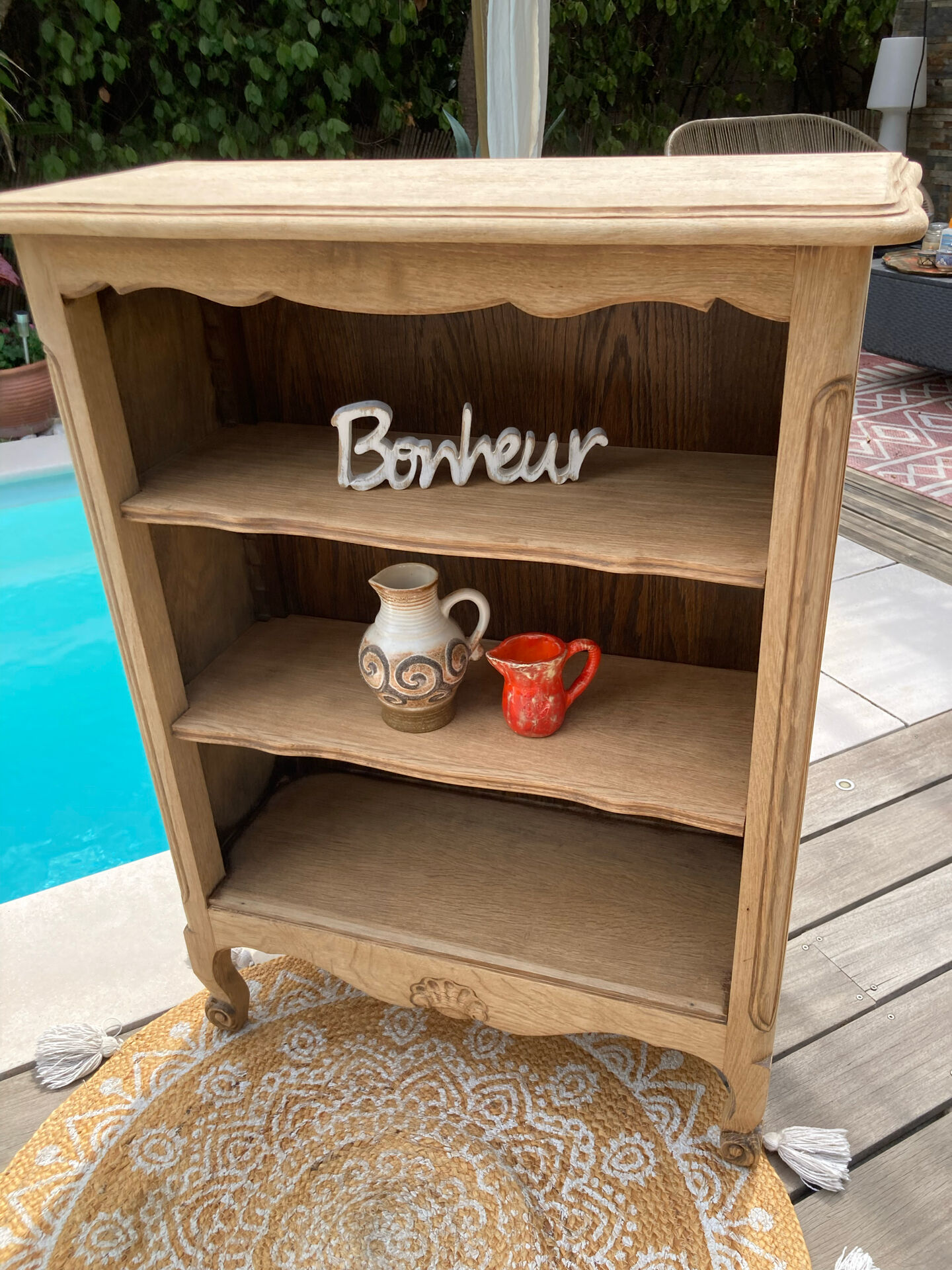 Beautiful oak sideboard, fully sanded, Louis XV style, with removable shelves.