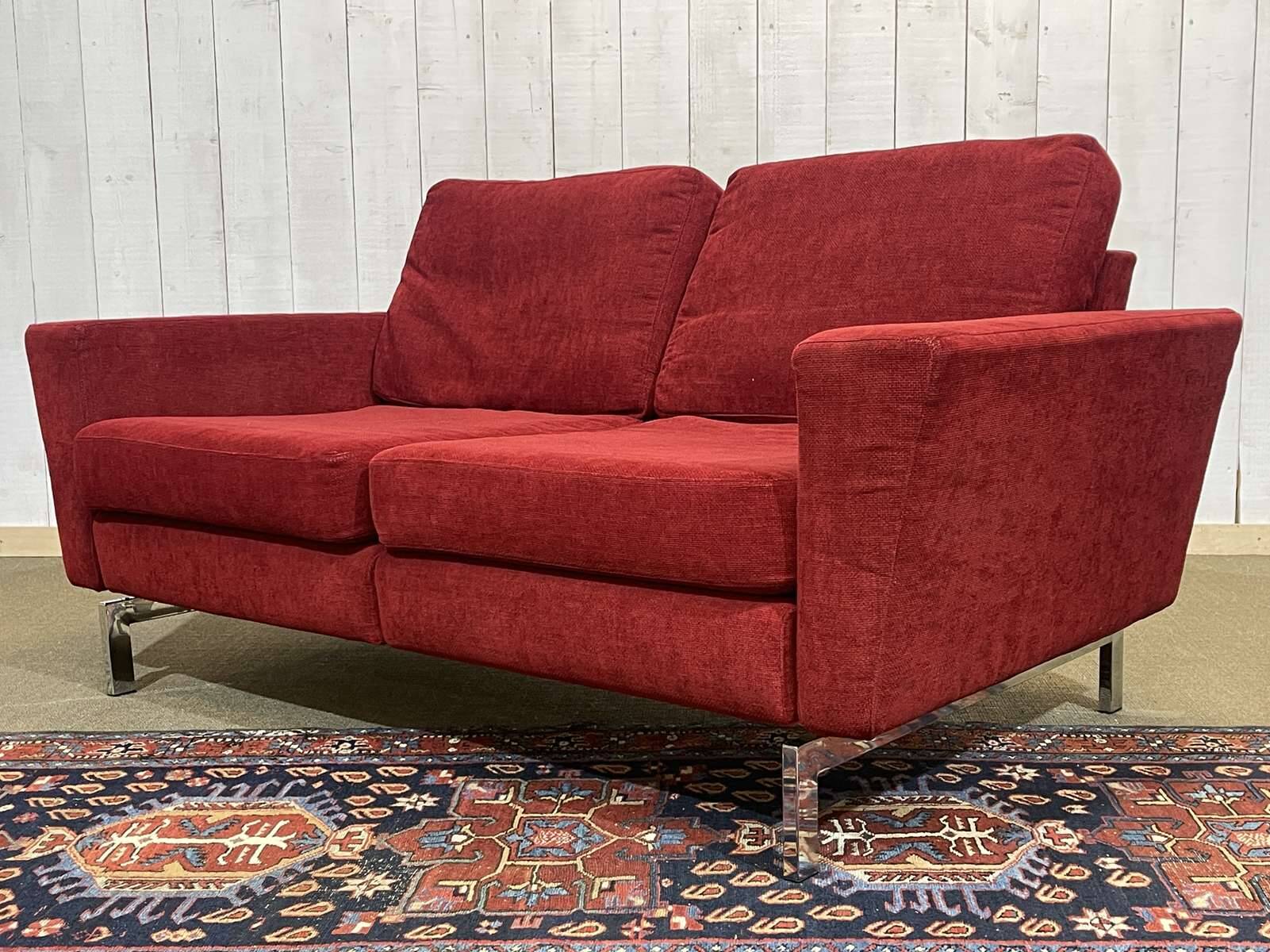 Canapé moderne en tissu et piètement chromé