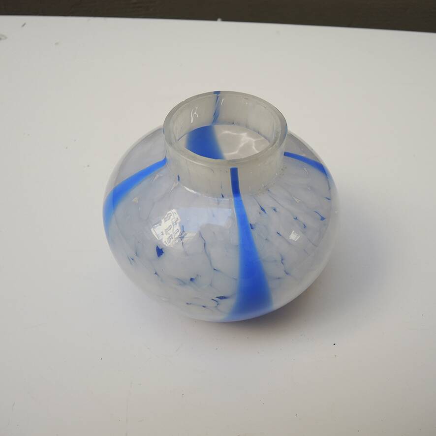 Ancien vase boule en verre blanc et bleu