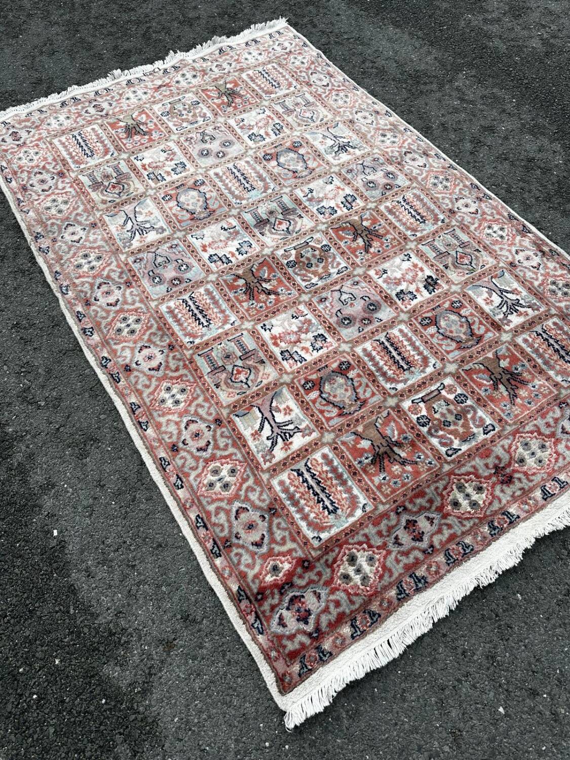 Persian rug in wool and silk