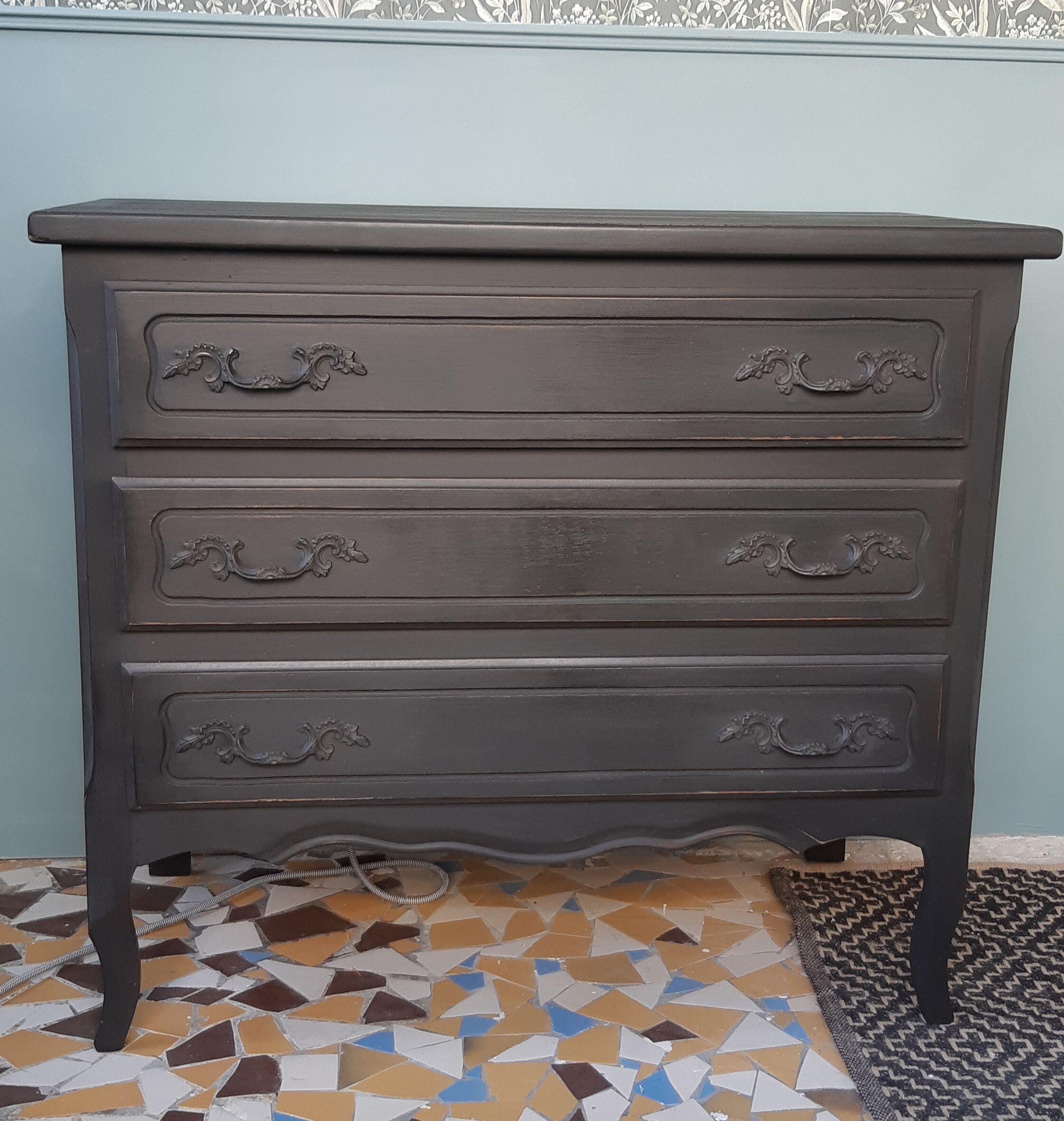 Dresser patinated in black