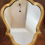 Miroir mural dans un cadre en bois doré