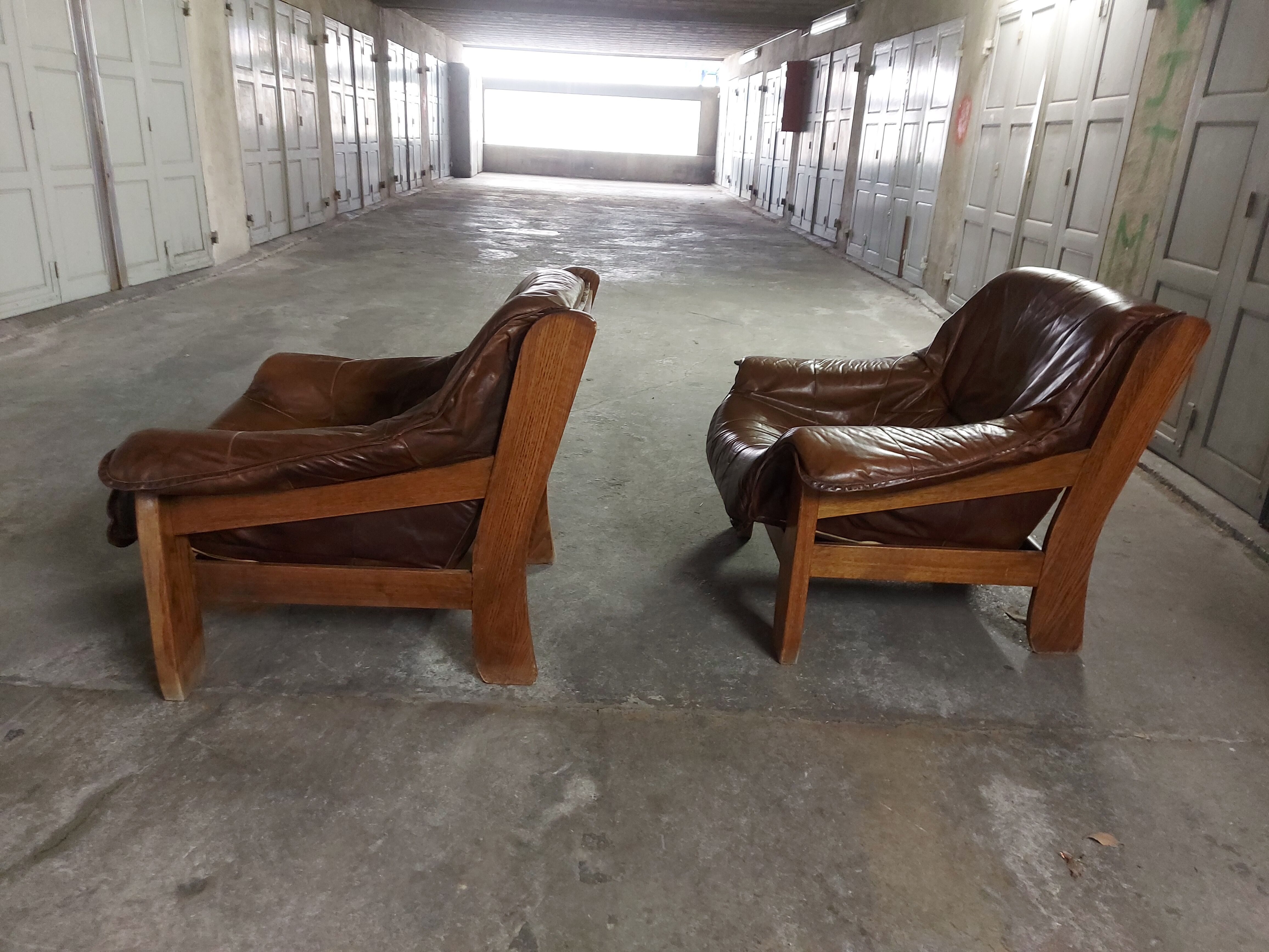 Armchairs in leather and vintage wood 70's
