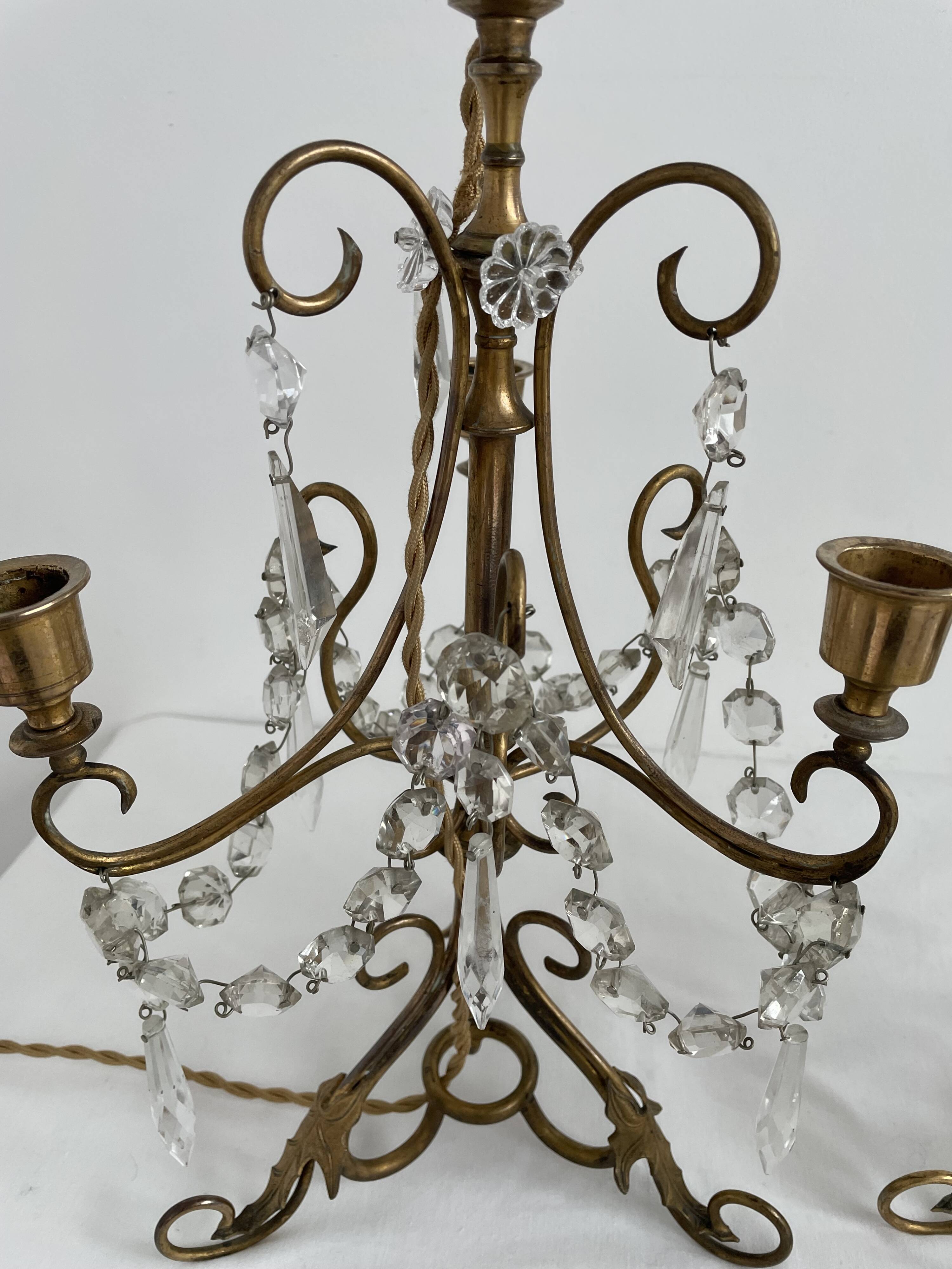Paire lampes, bougeoirs 3 feux, shabby chic, pampilles en verre, pendeloques, abat-jour tissu plissé