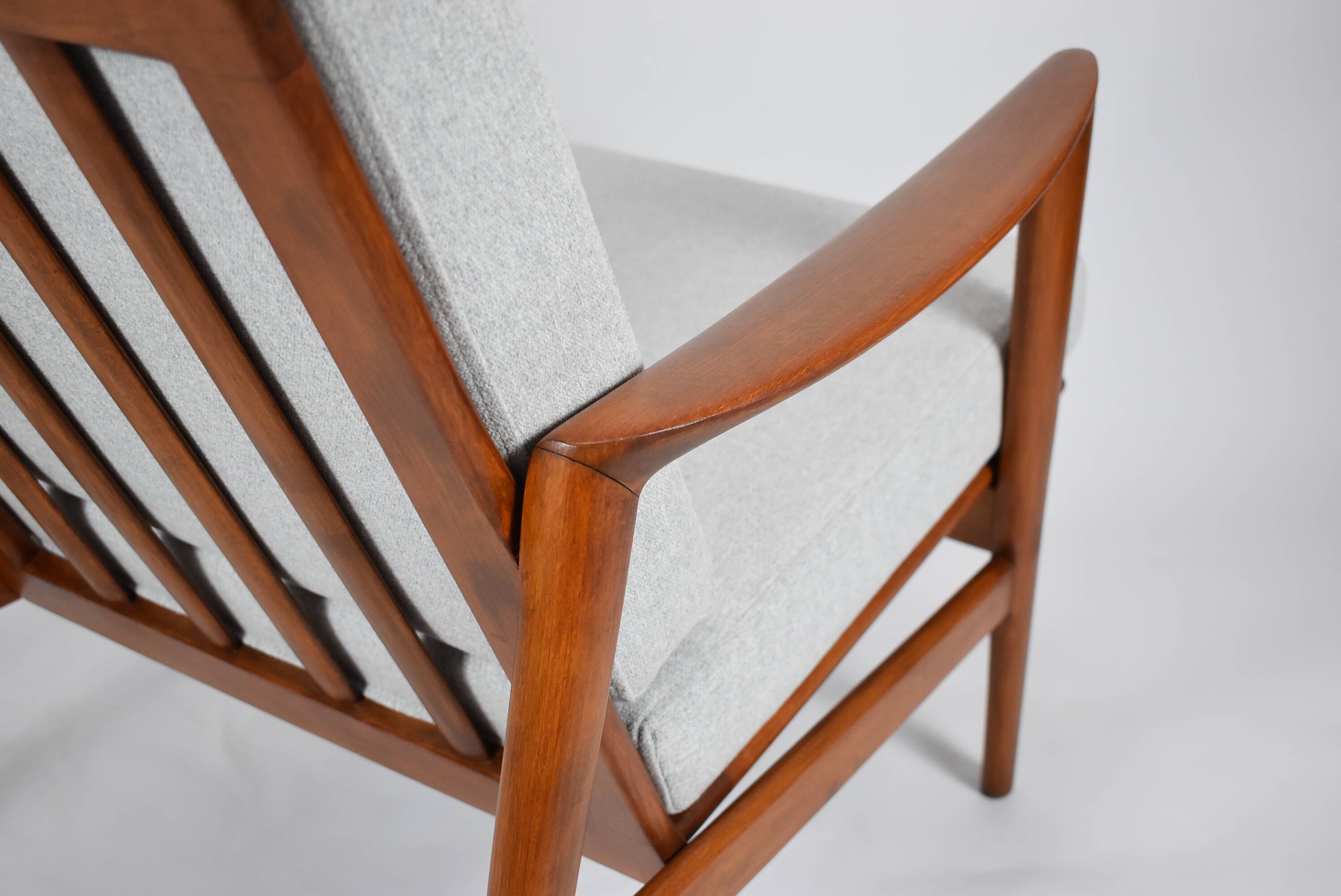 Fauteuil original restauré, tissu gris clair, années 1960, usine de meubles Swarzedzka