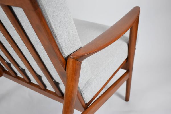 Fauteuil original restauré, tissu gris clair, années 1960, usine de meubles Swarzedzka