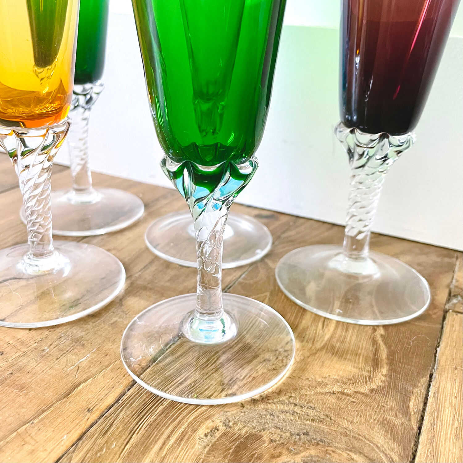 Set of 5 colorful champagne flutes