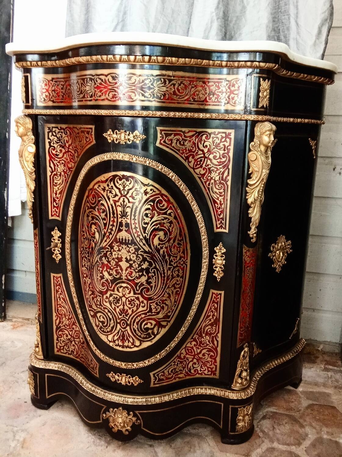 Violin-shaped support cabinet with Boulle marquetry