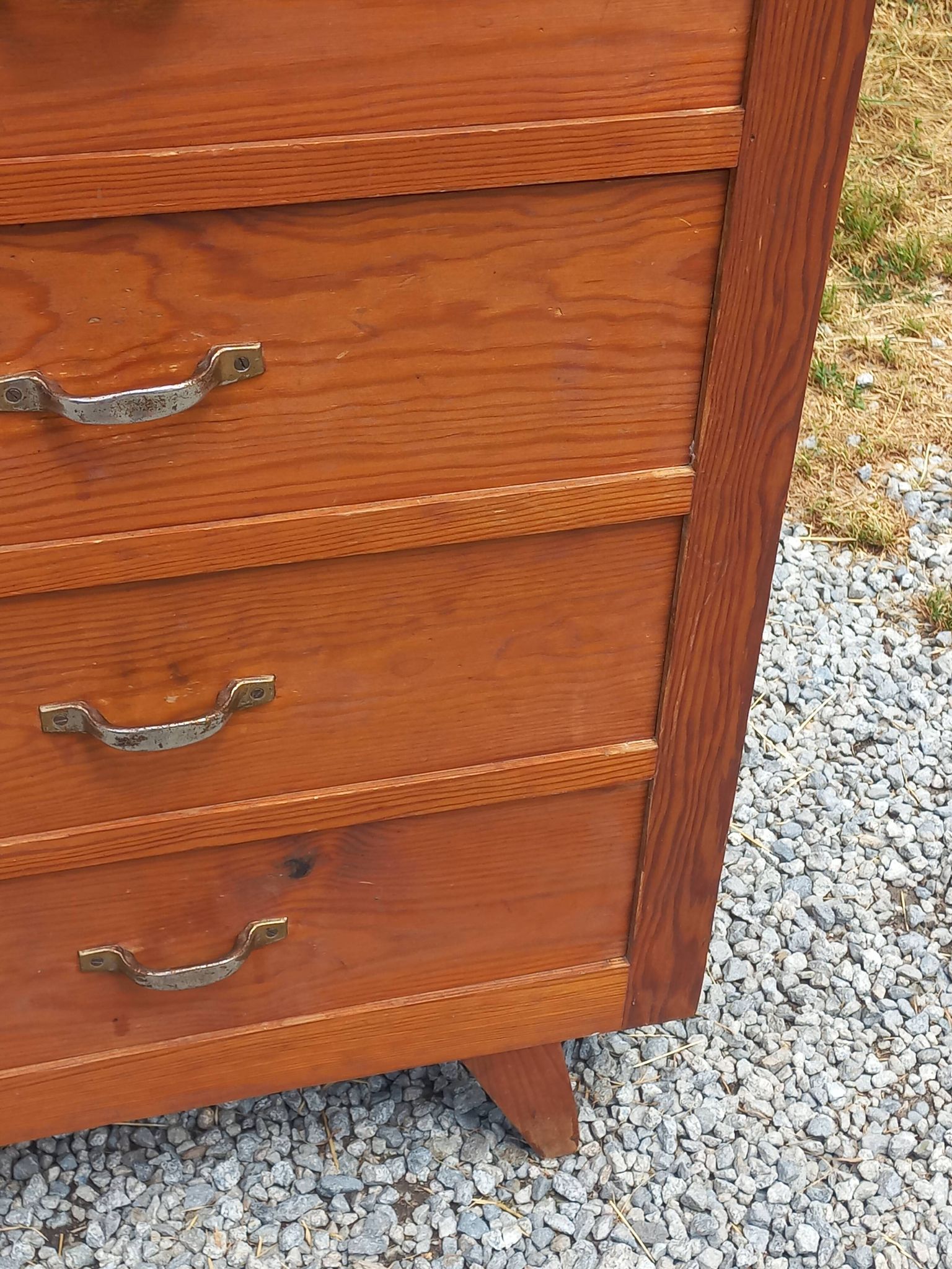 Vintage 1950s chest of drawers with tapered legs and 5 drawers.