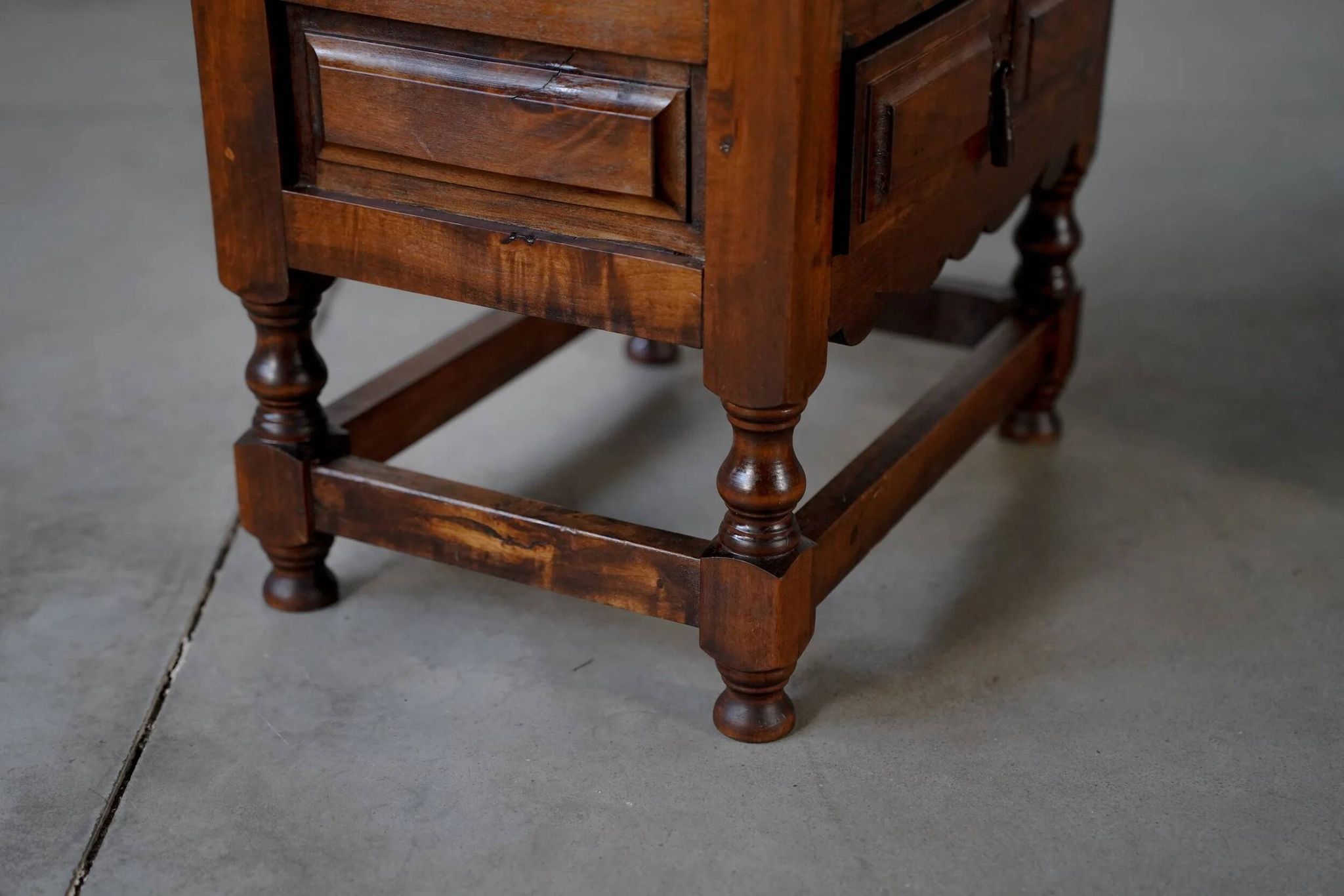 Tables de nuit espagnoles en noyer - Espagne années 1900