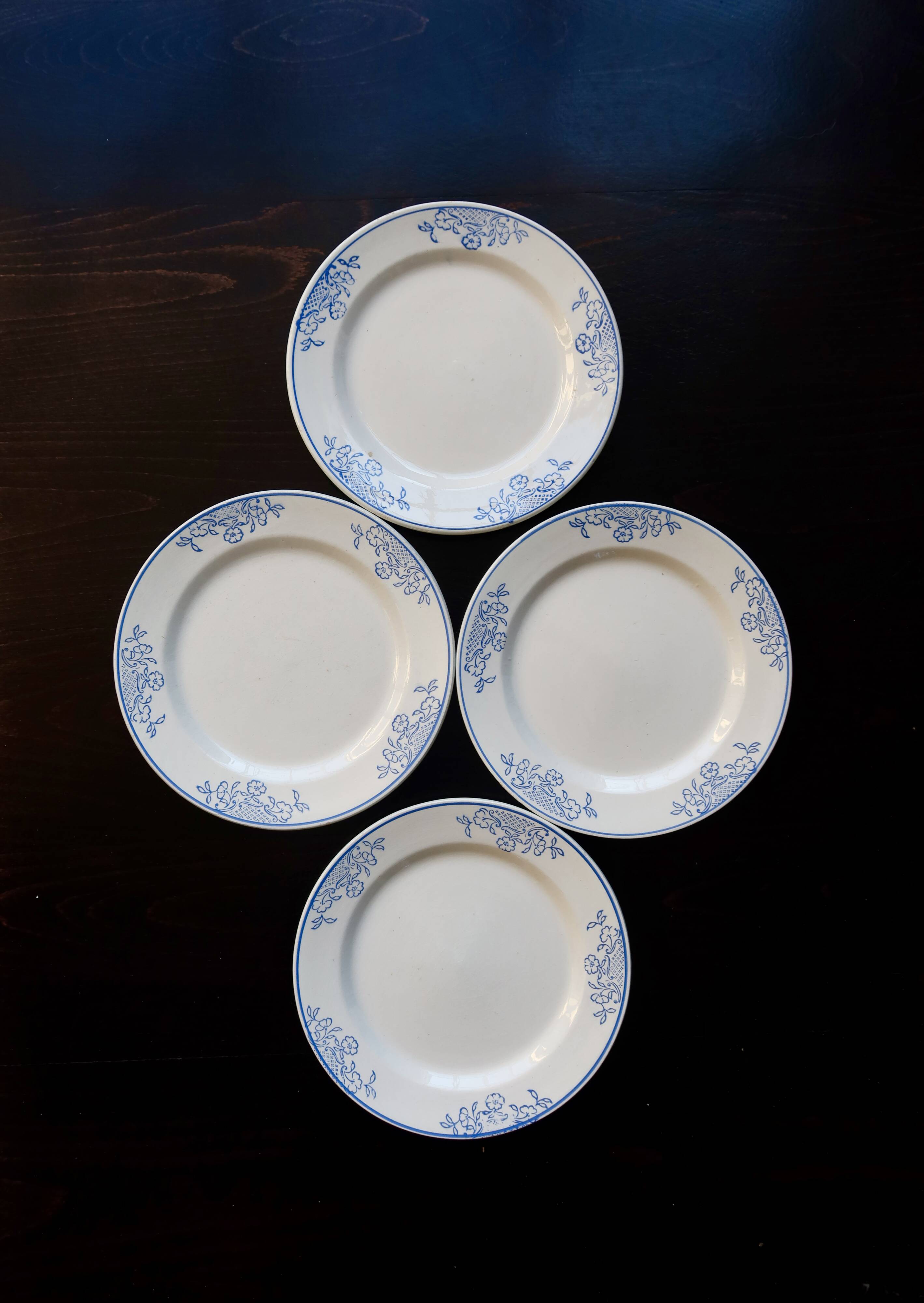 4 vintage ceramic dessert plates - Blue rim and floral pattern