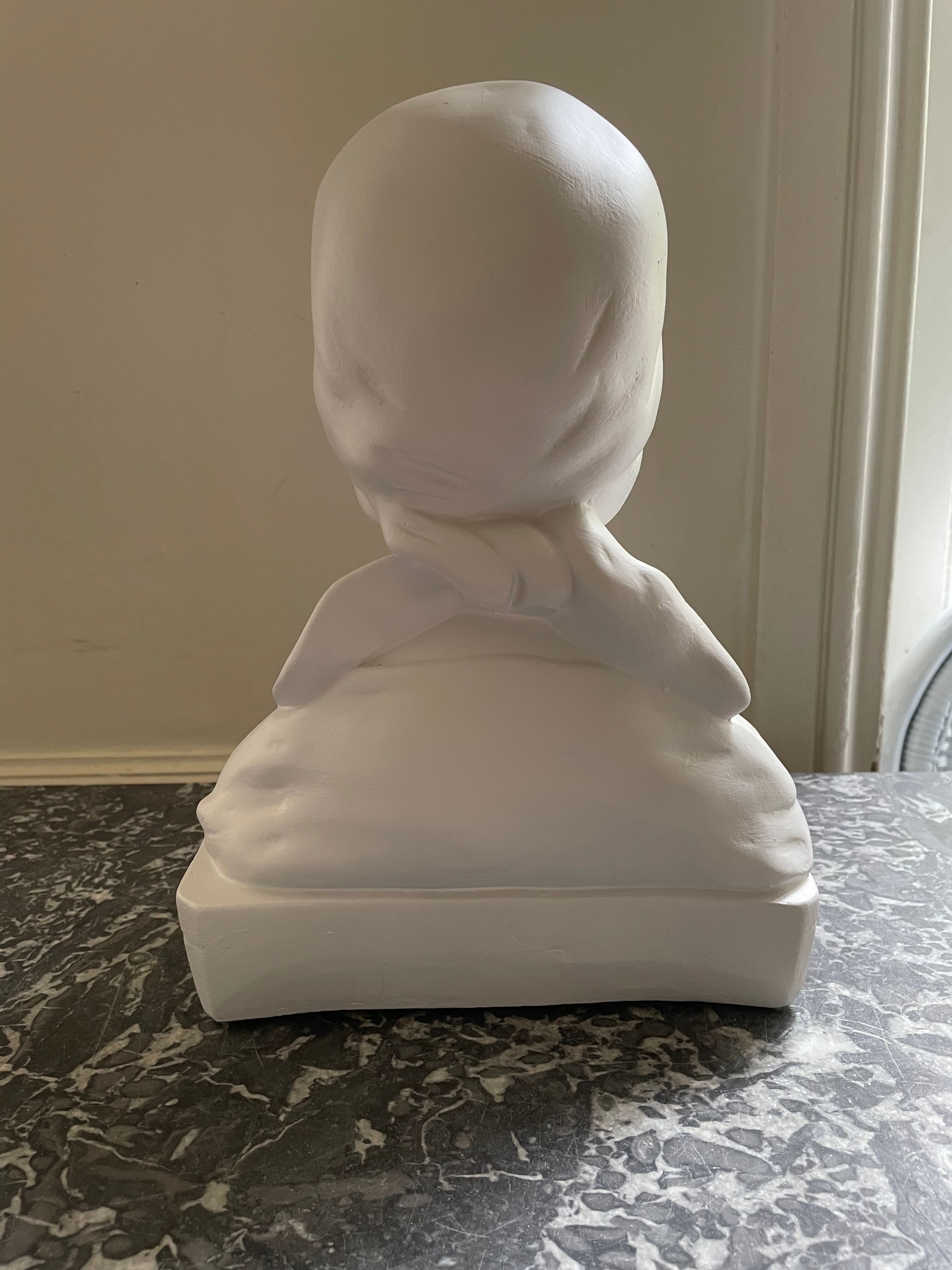 Buste de jeune fille en plâtre