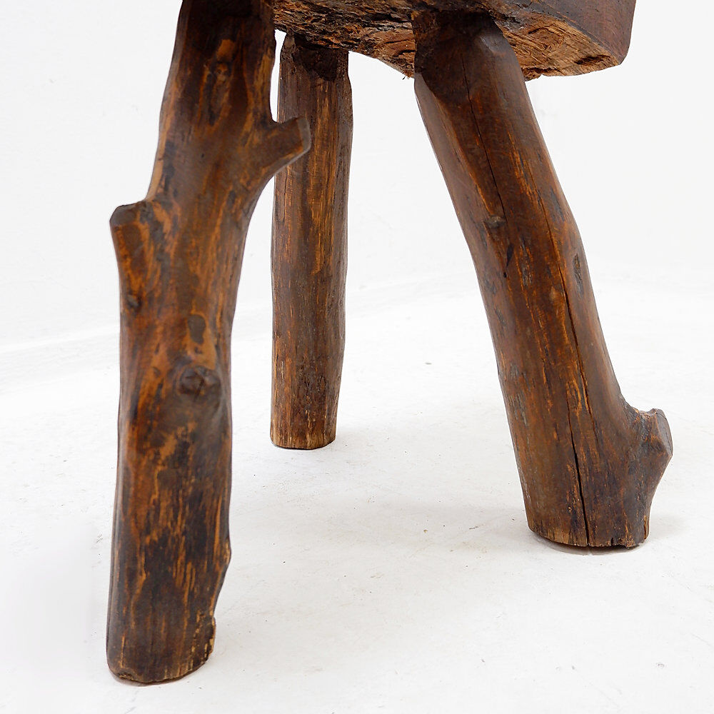 Rustic brutalist tripod stool in wood - Natural shape - 1950s/60s