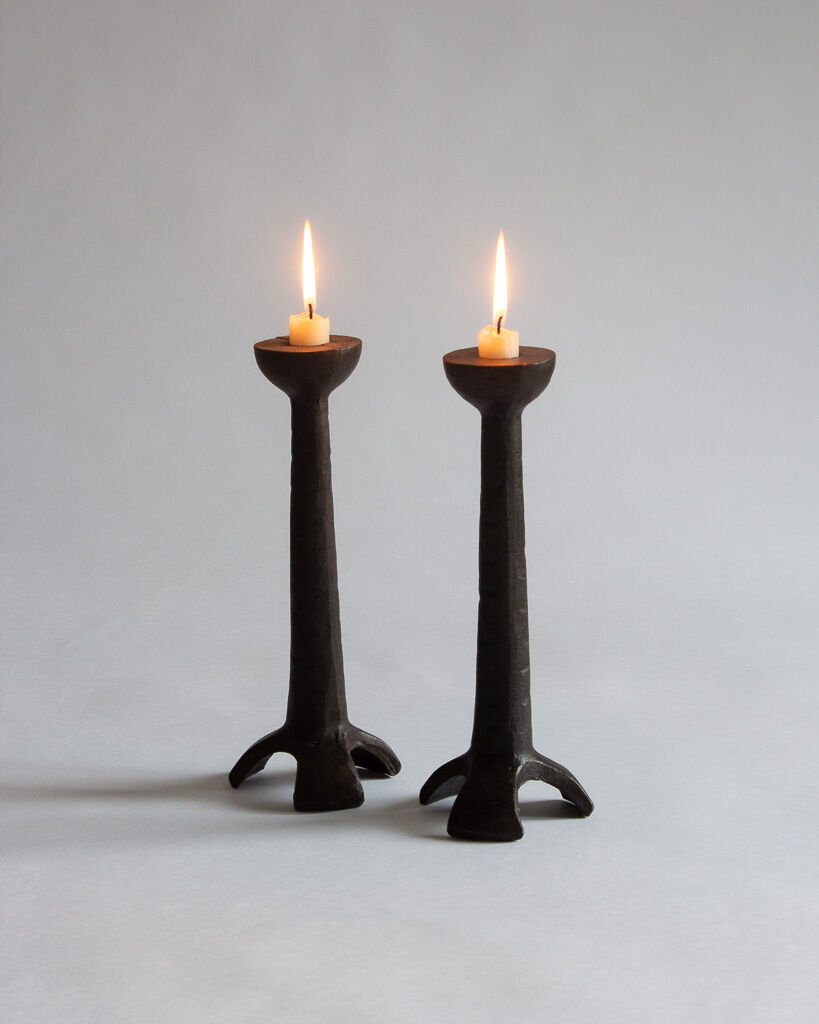 Paire de bougeoirs en fonte de fer moulée tripodes⎮MidCentury