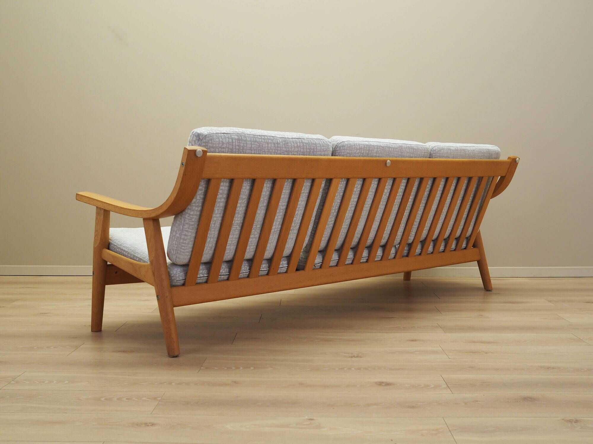 Canapé en chêne, design danois, années 1960, designer : Hans J. Wegner, fabricant : Get