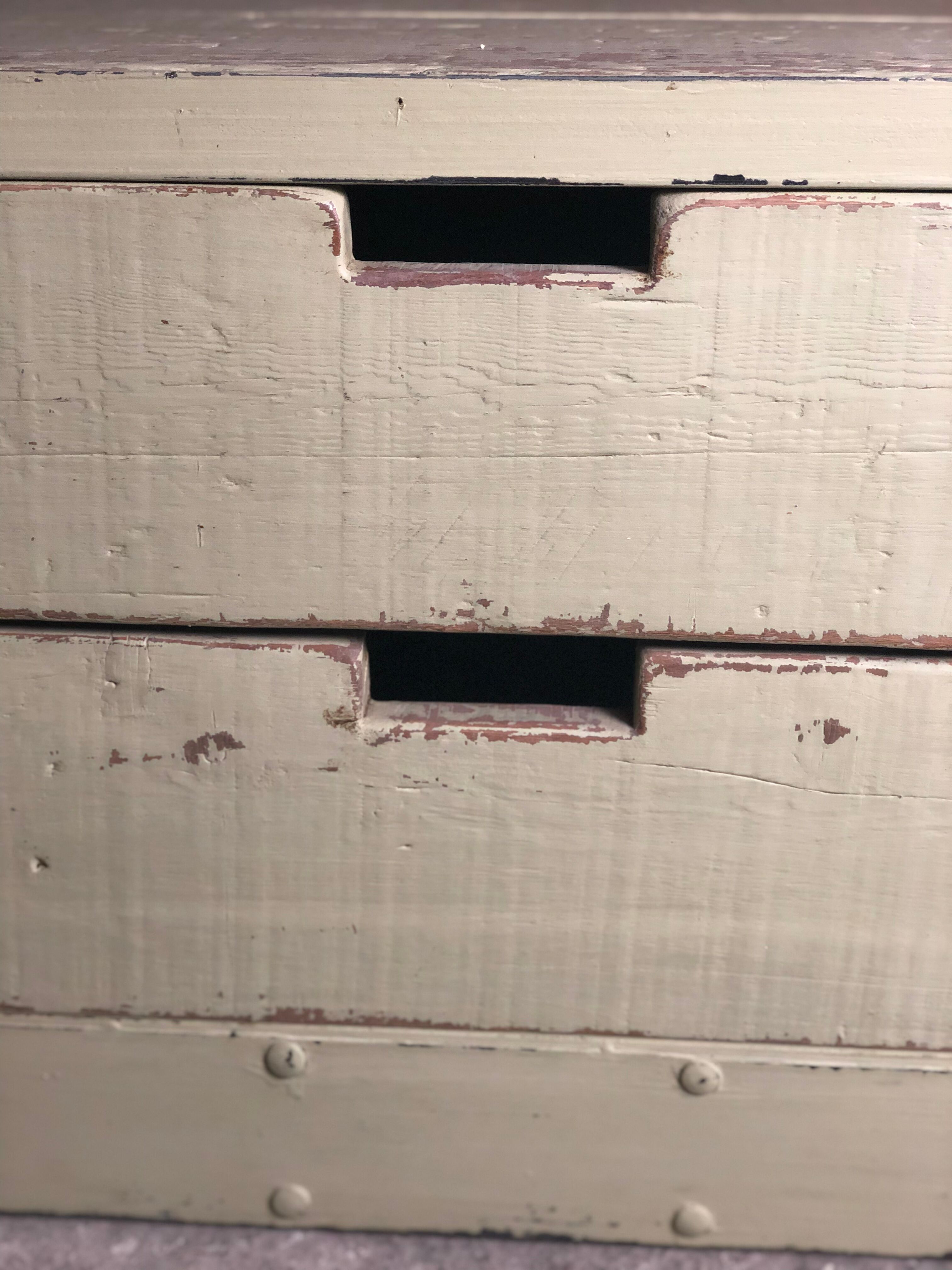 Storage / coffee table in wood and pastel green iron patina