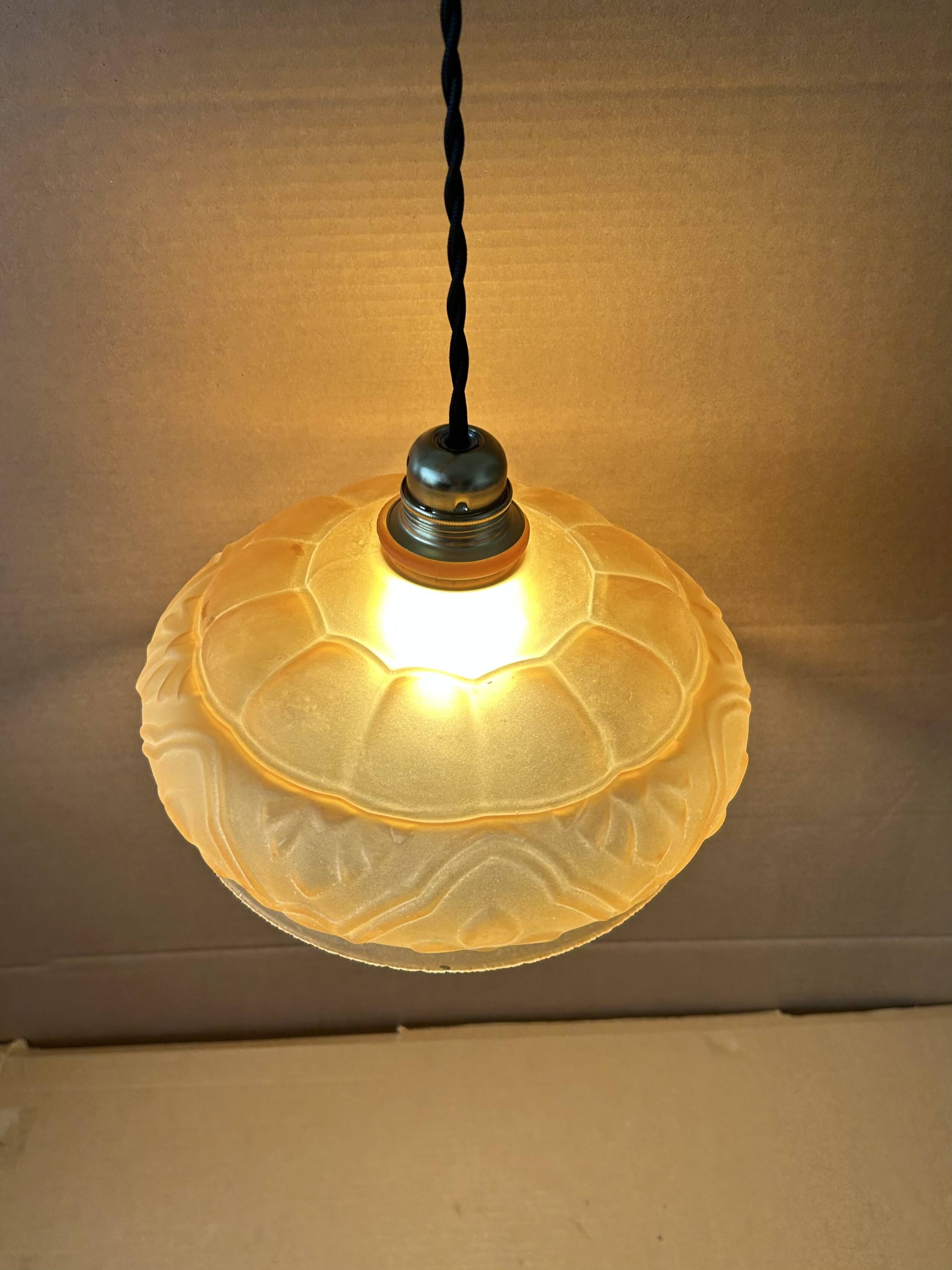 Suspension en verre ambrée ancienne