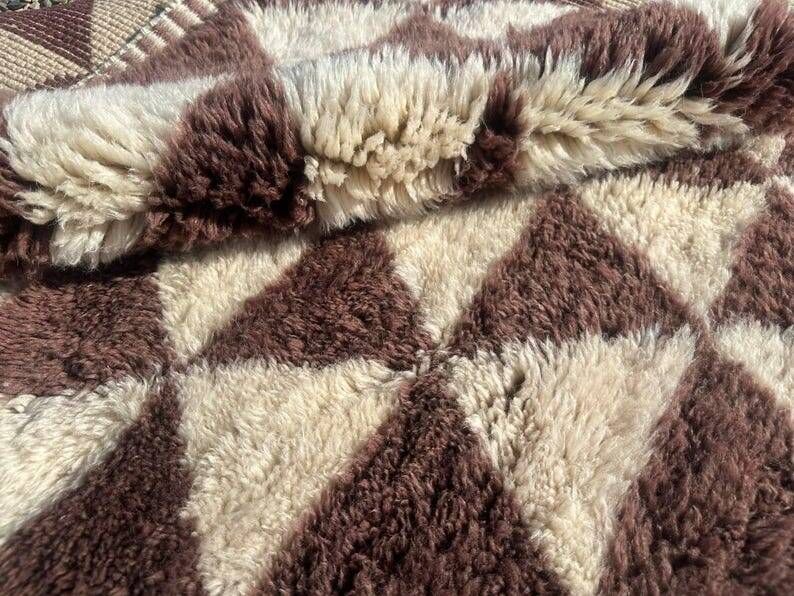 Very large Moroccan Berber rug in cream and burgundy 450x300 cm with a triangular pattern.