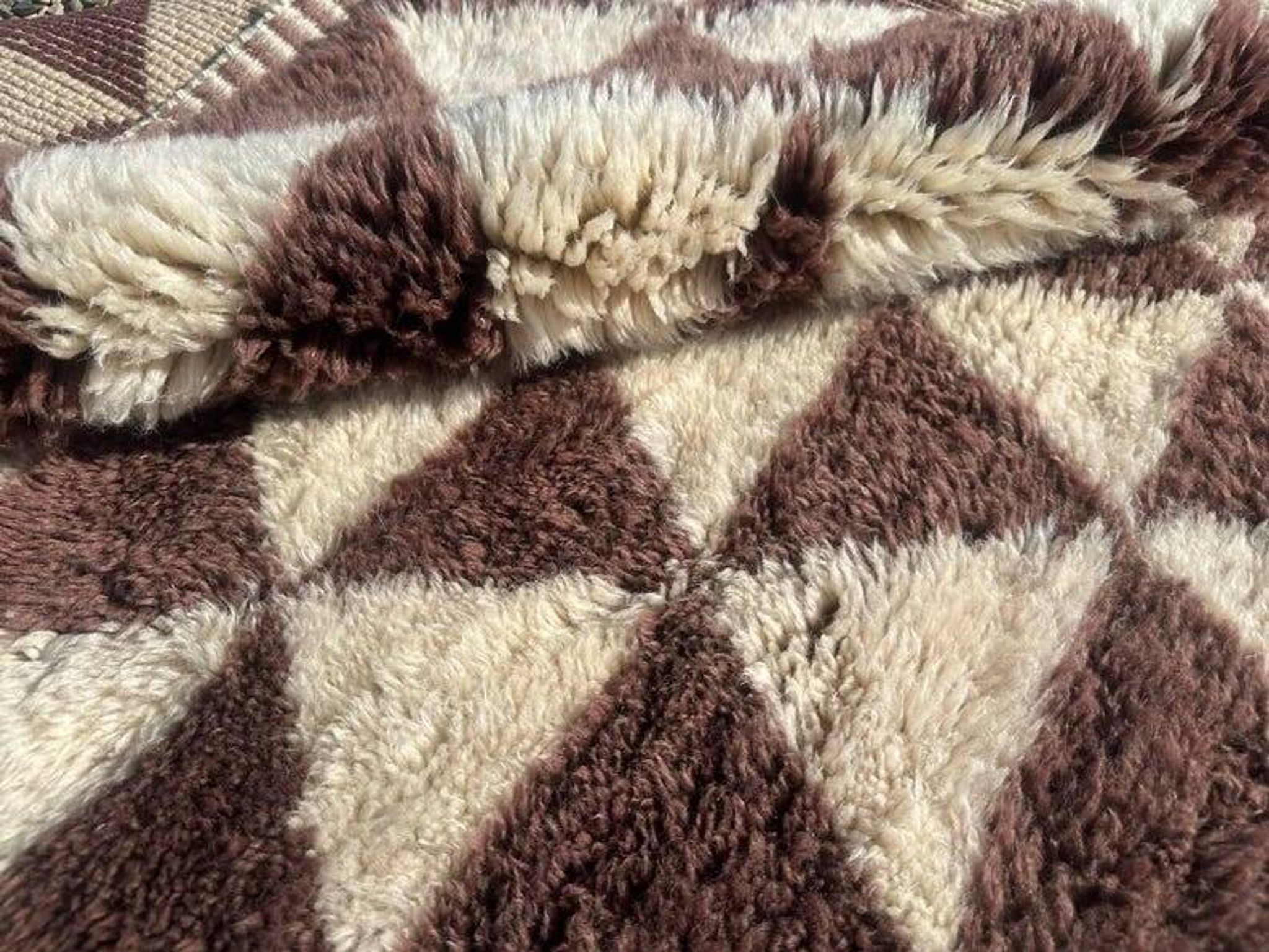 Très grand tapis berbère marocain écru et bordeaux 450x300 cm motif triangl