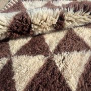 Très grand tapis berbère marocain écru et bordeaux 450x300 cm motif triangl