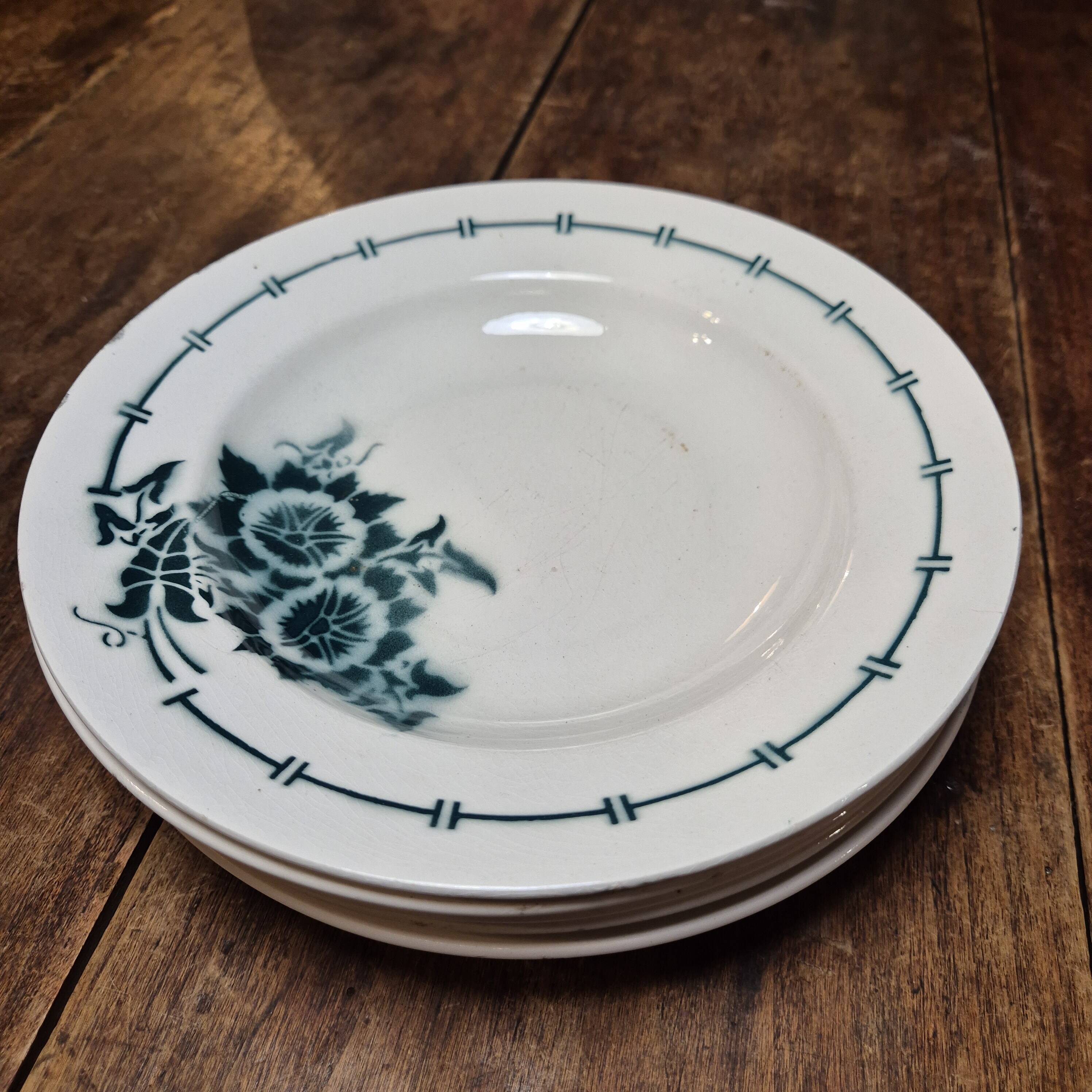 5 deep plates with green edges
