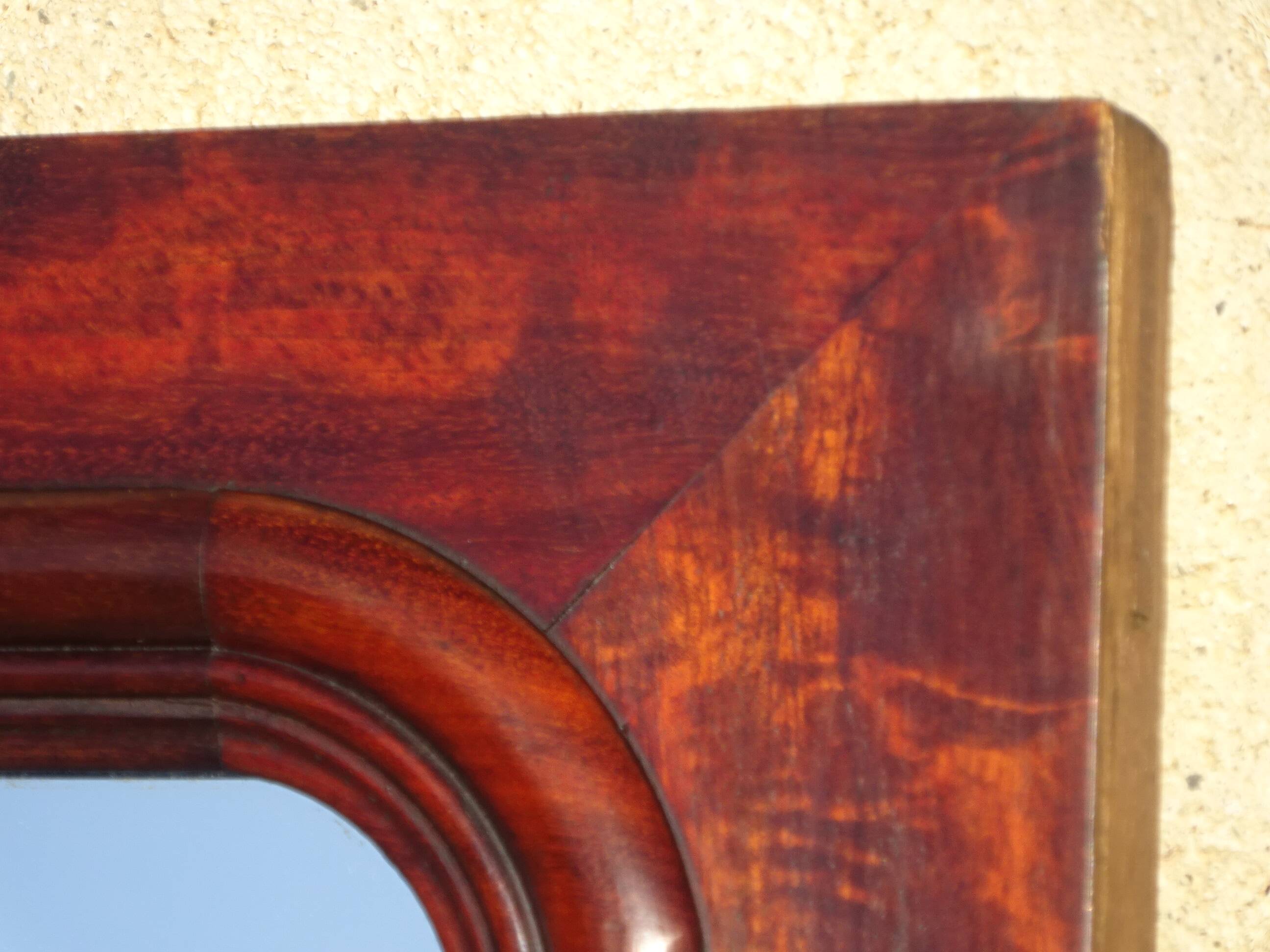 Large antique mirror in a flame mahogany frame; 132x82 cm