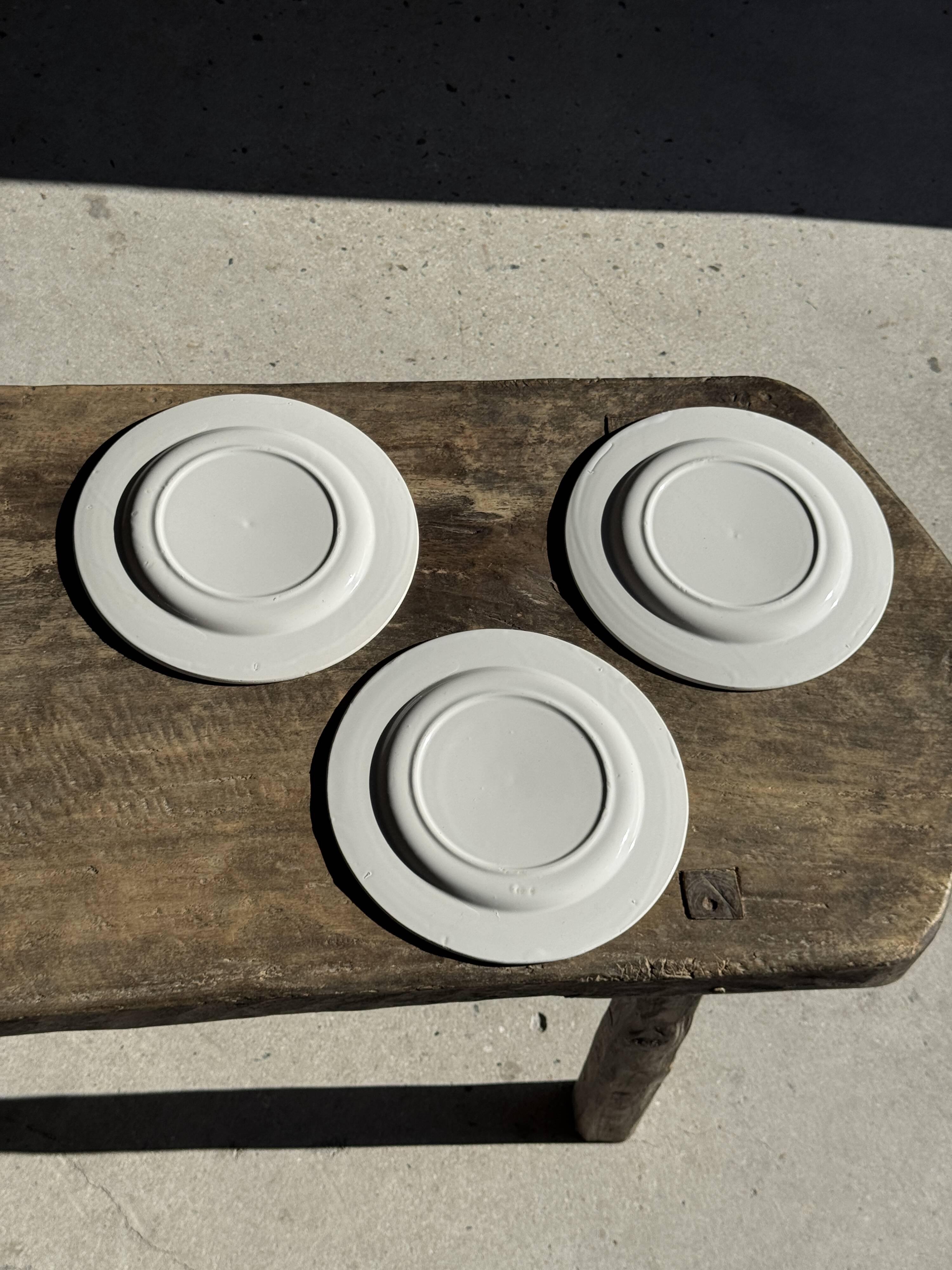 Set of 3 large classic white plates D24.5