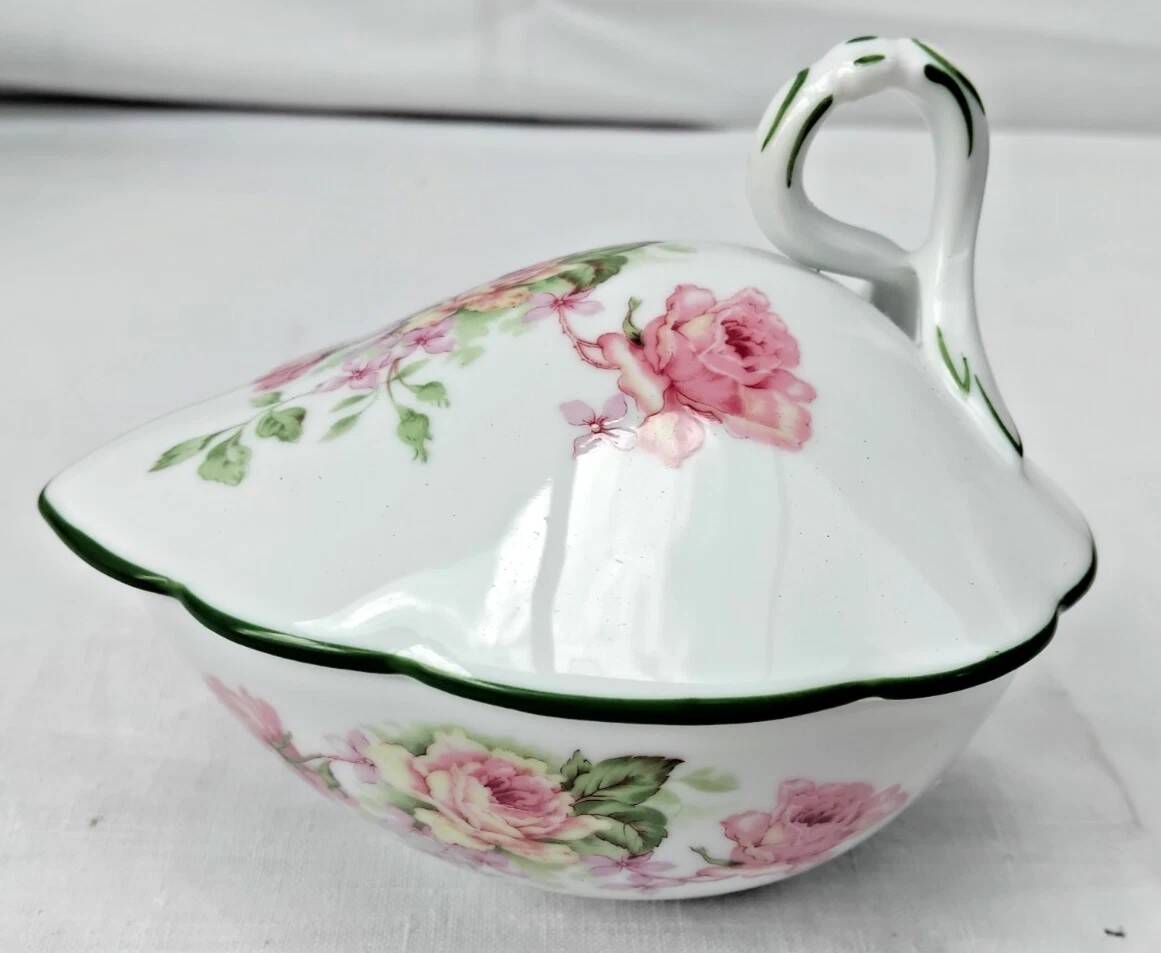 Sugar bowl with its lid in Limoges porcelain by Bernardaud.