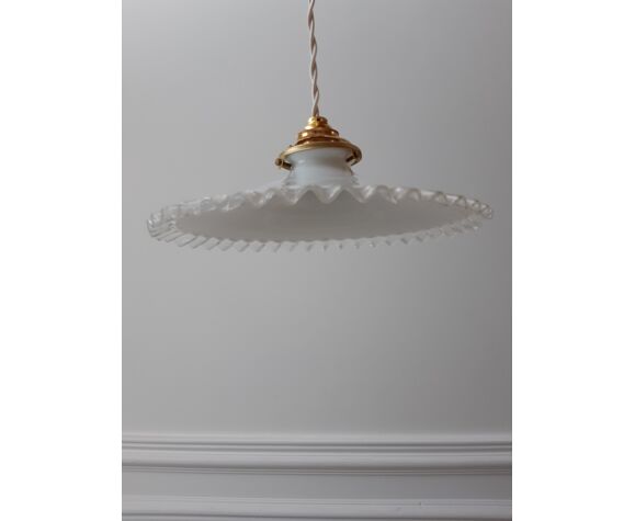 Suspension en opaline dentelée blanche et transparente début XXe