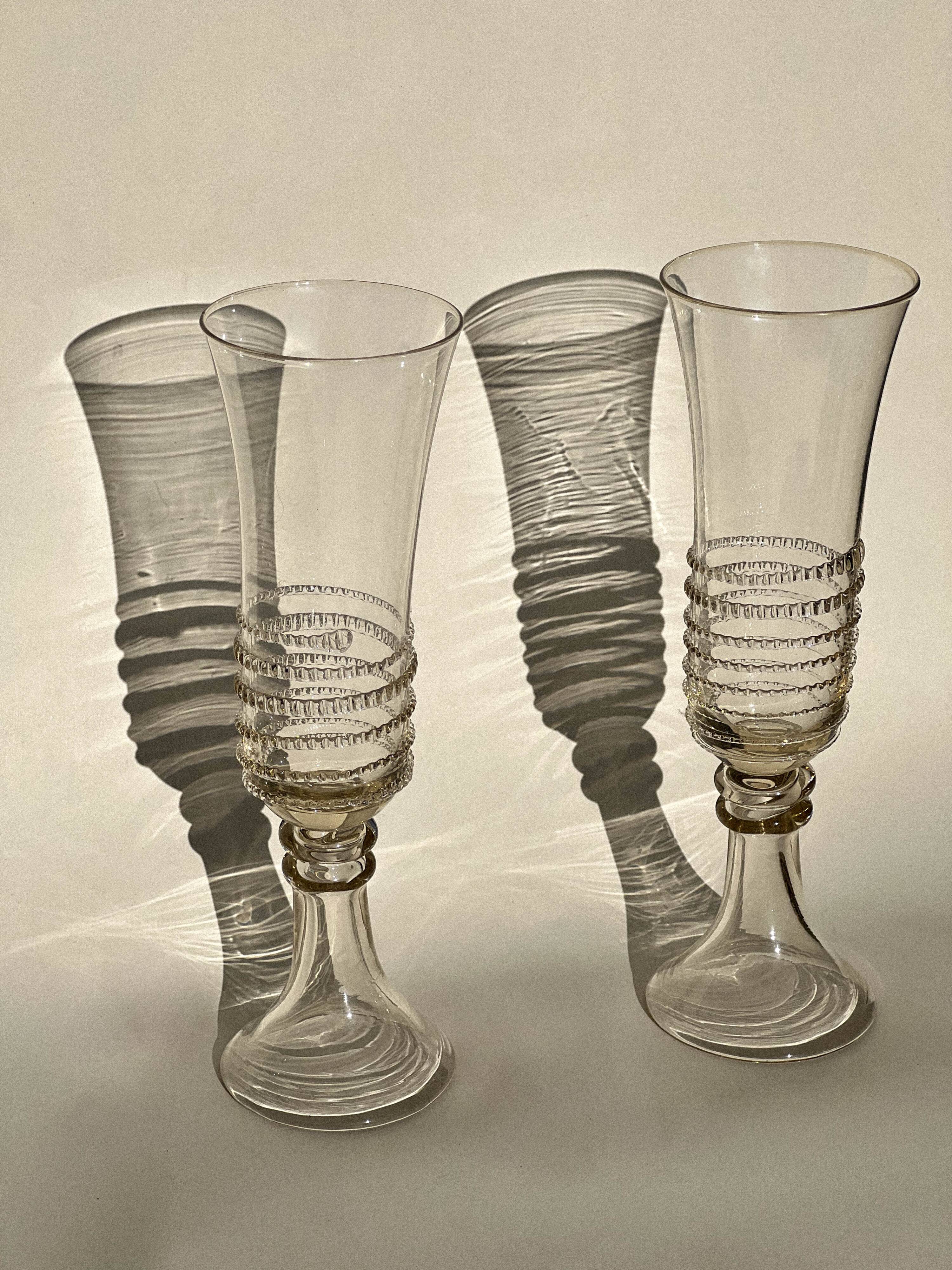 Pair of green glass champagne flutes - spiral