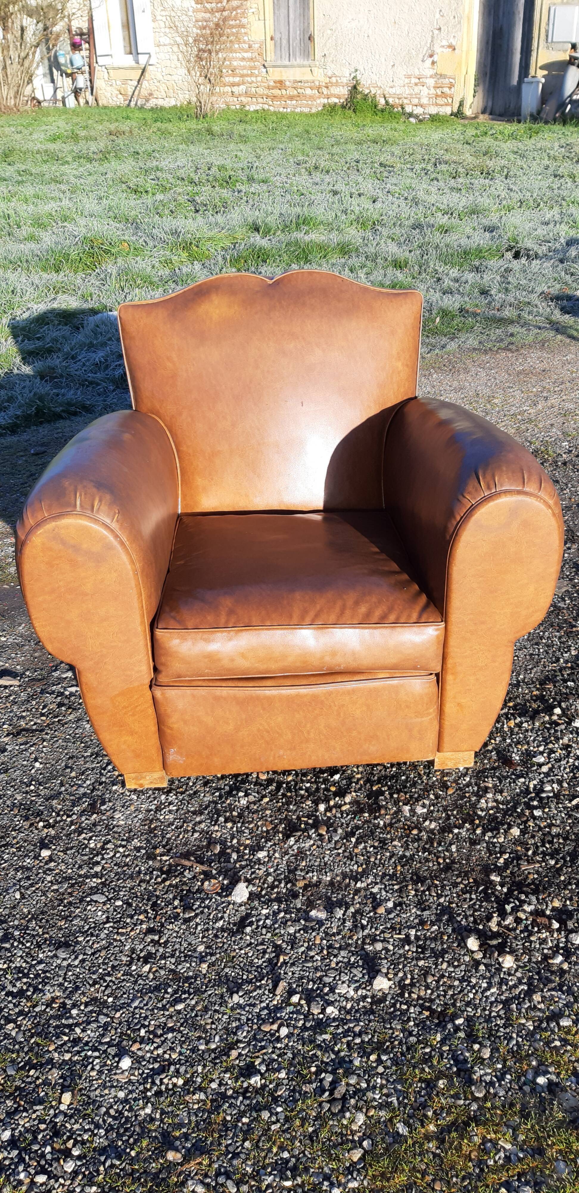 Fauteuil club des années 30 en simili cuir