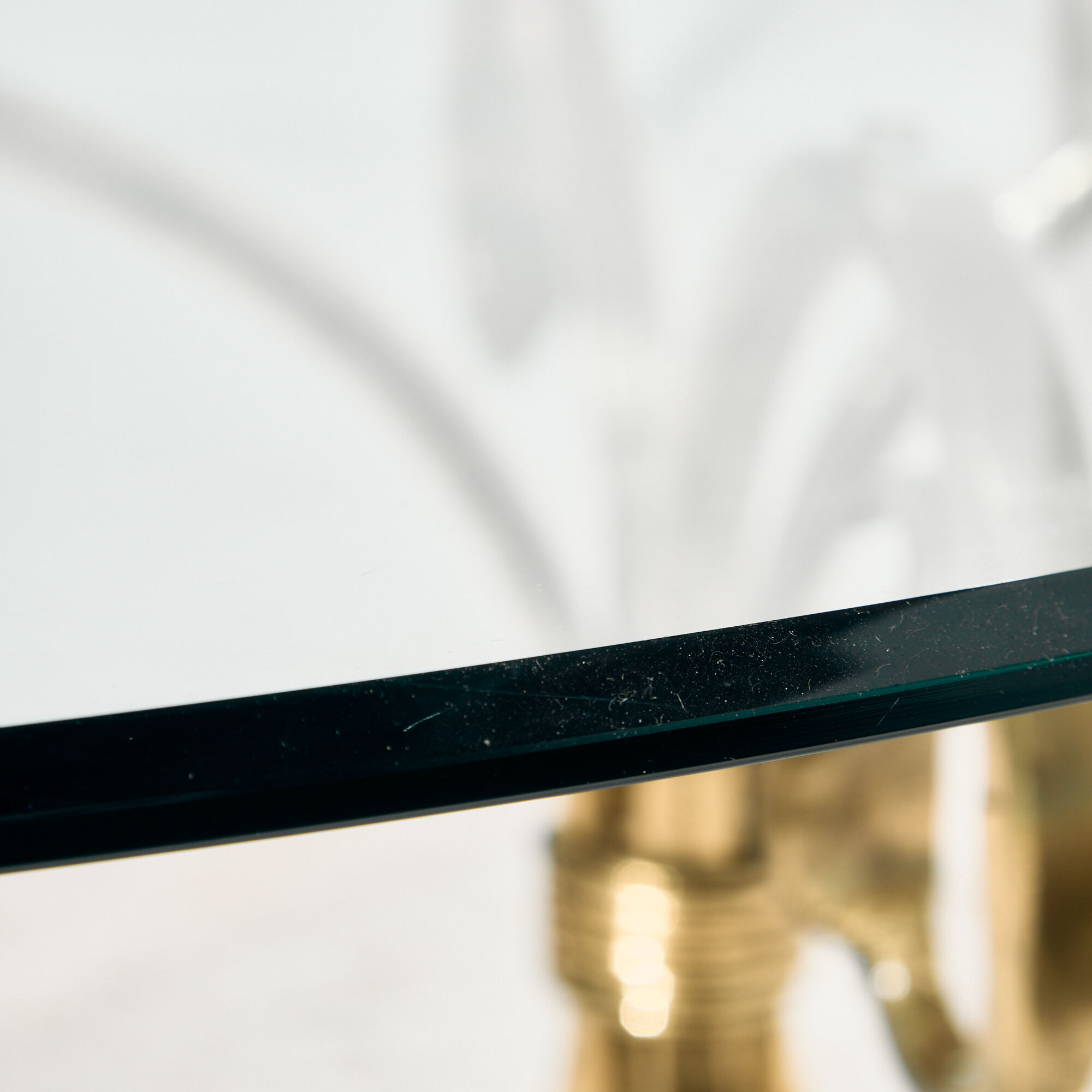 Table basse en laiton et verre