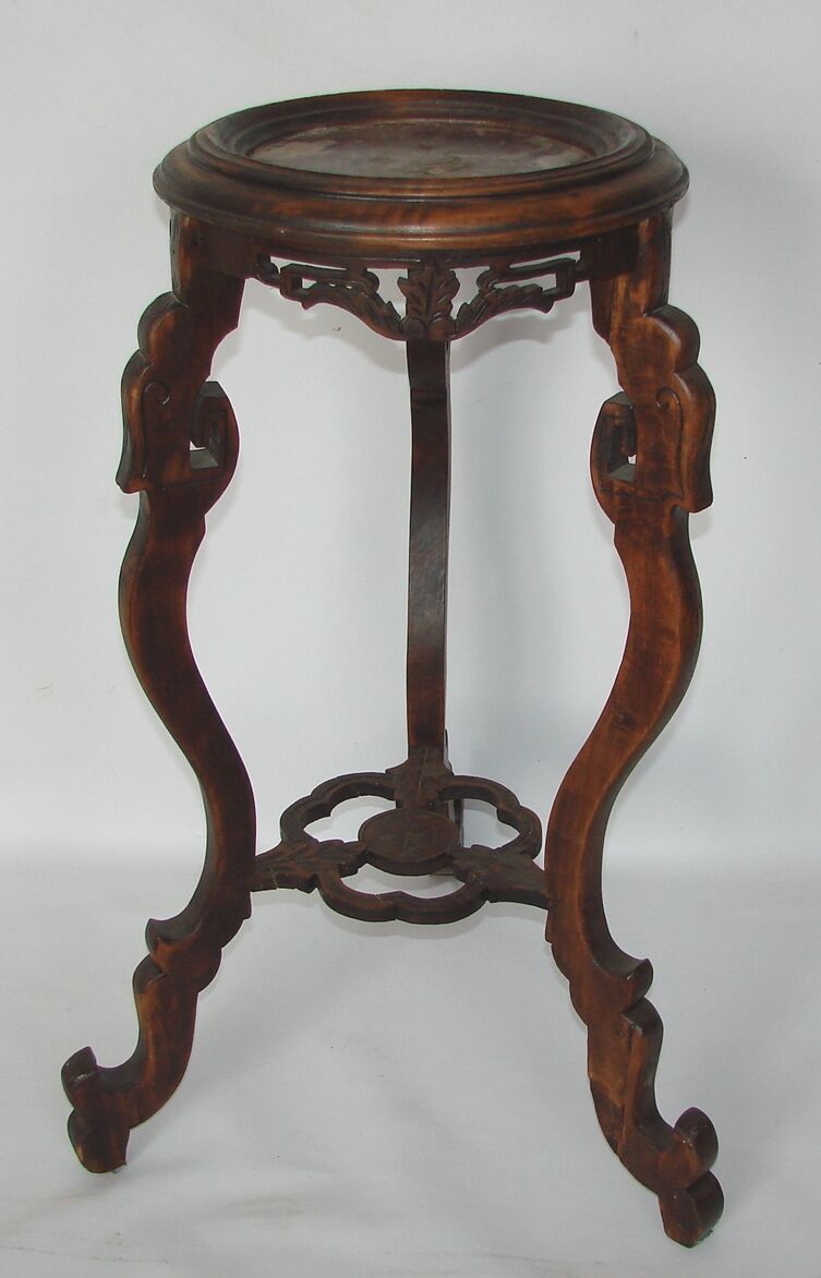 Side table, sculpted flowerbed