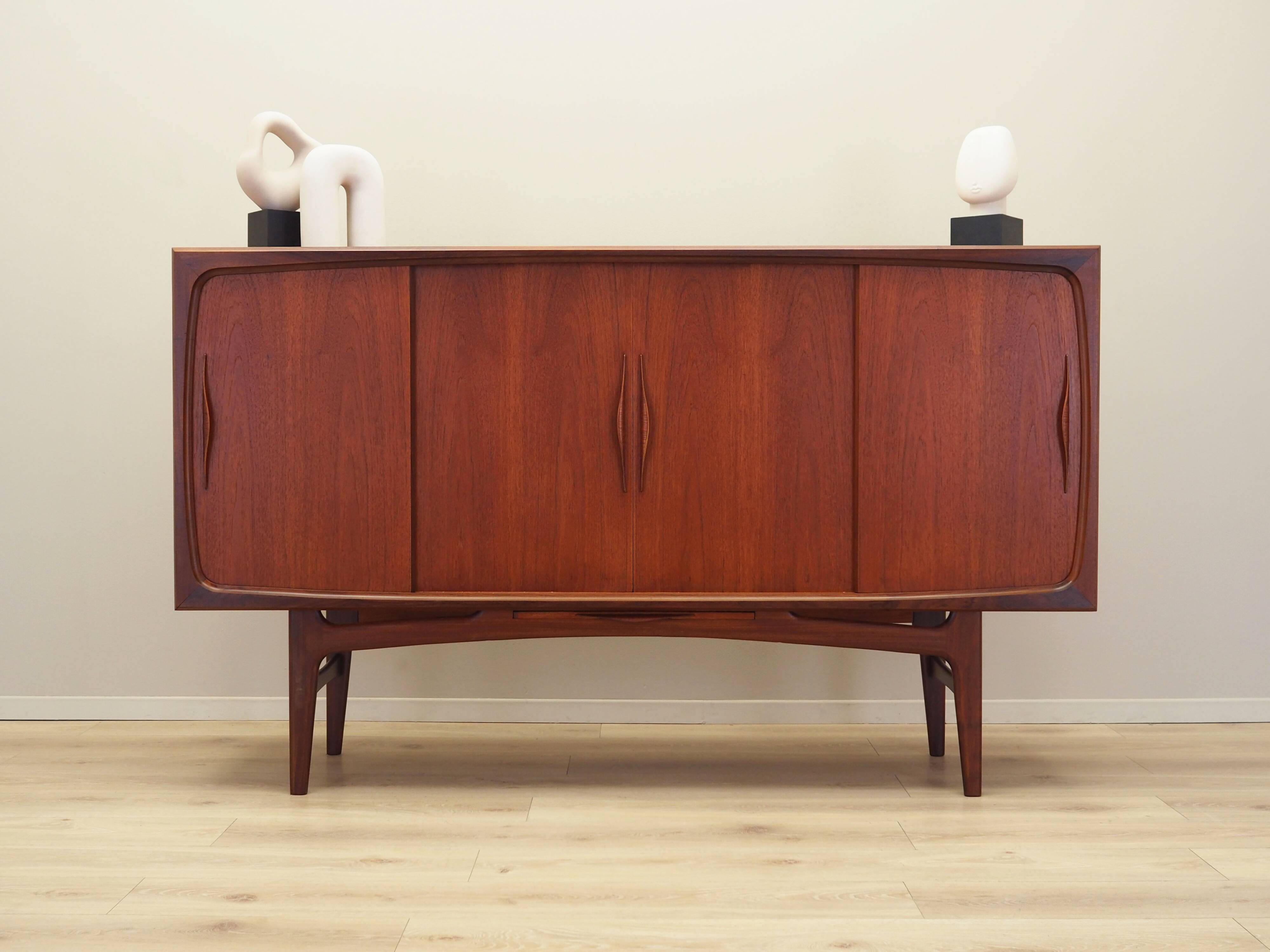 Buffet haut en teck, design danois, années 1970, fabrication : Danemark