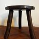 Tabouret tripode en bois, travail d'ébéniste