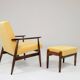 Fauteuil vintage pastel jaune velours côtelé et repose - pieds