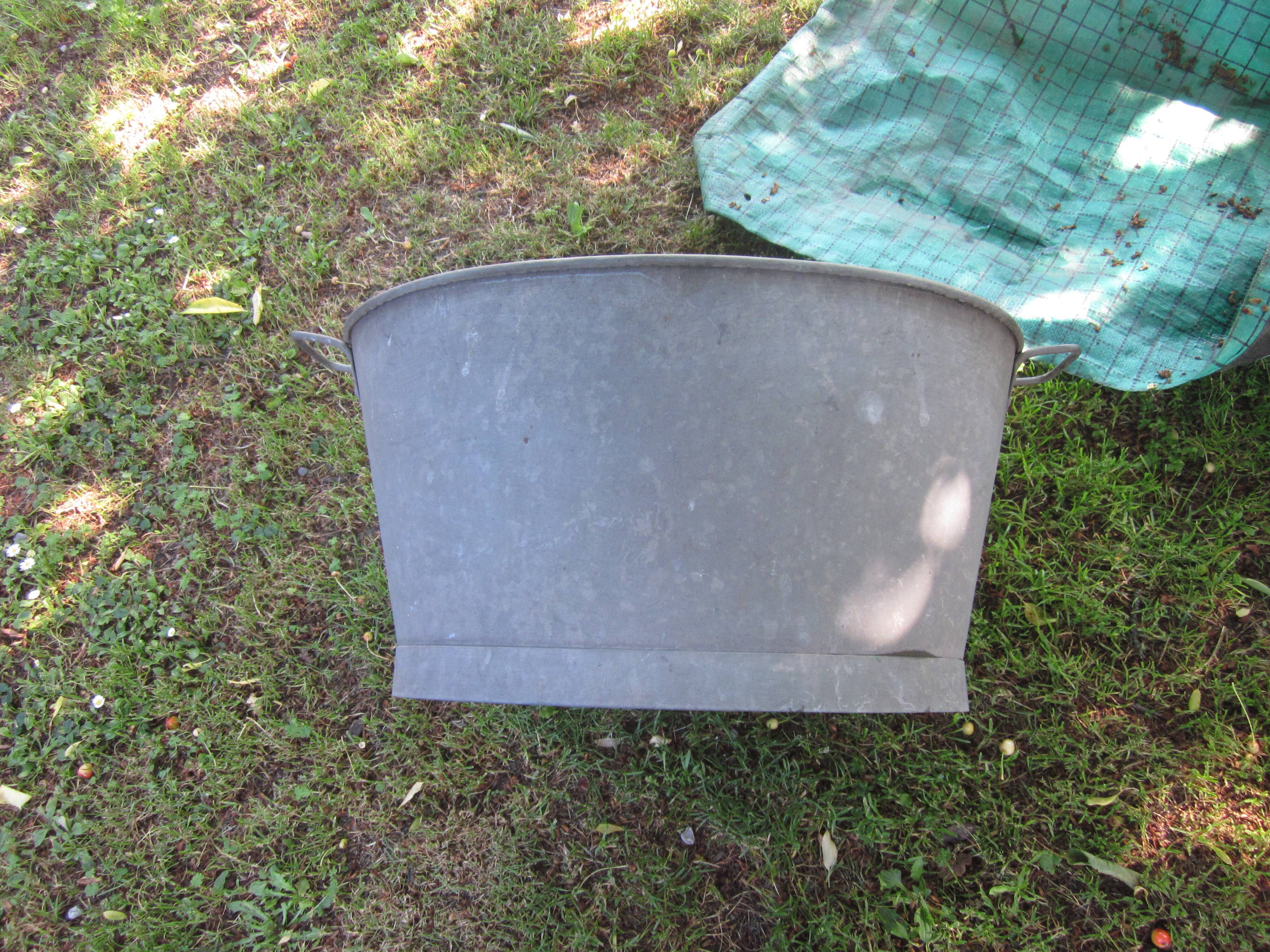 Oval zinc basin