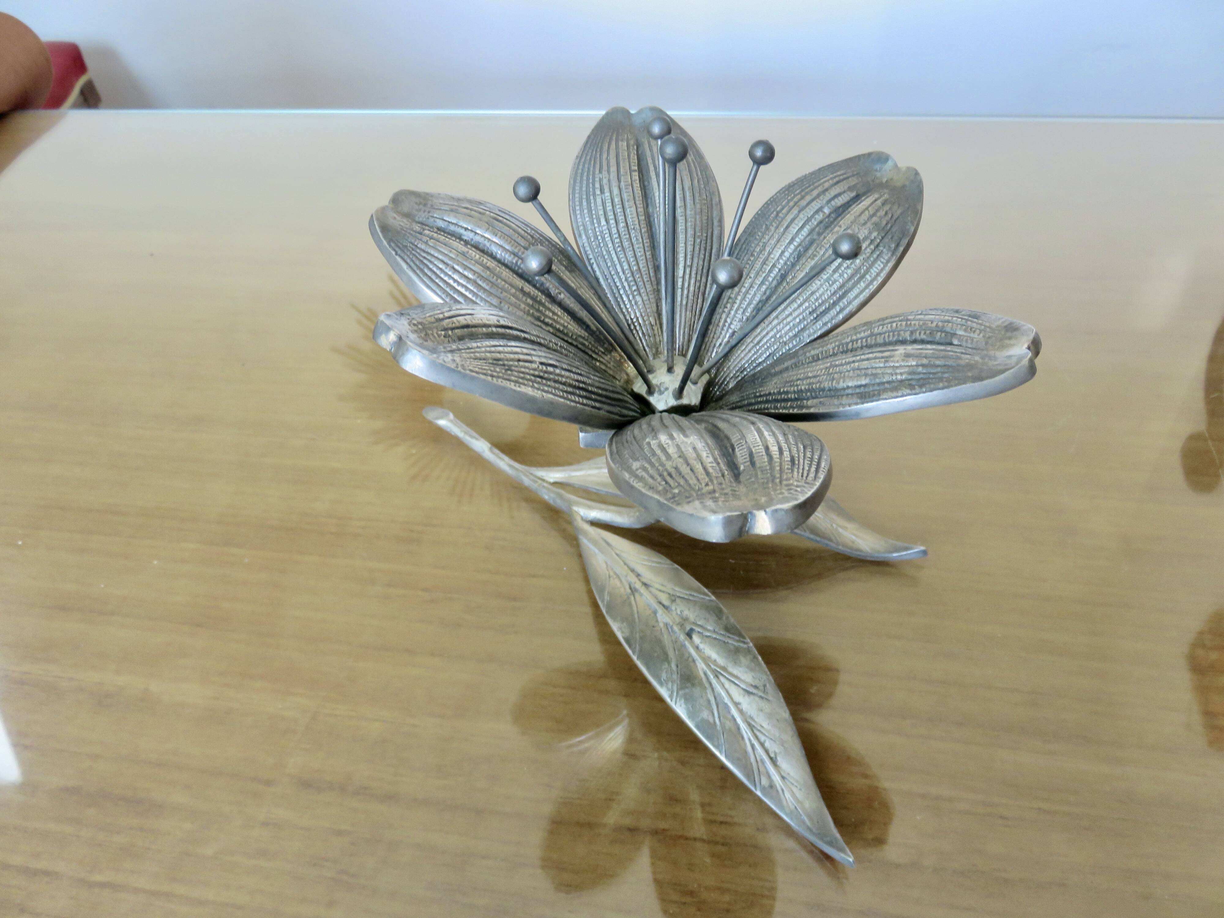 série de 6 cendriers en bronze argenté en forme de fleur vers 196O ou 1970