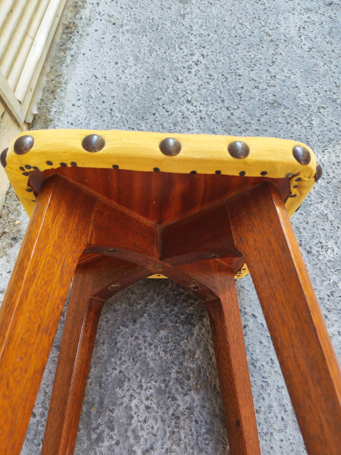 Petit tabouret en bois et tapisserie